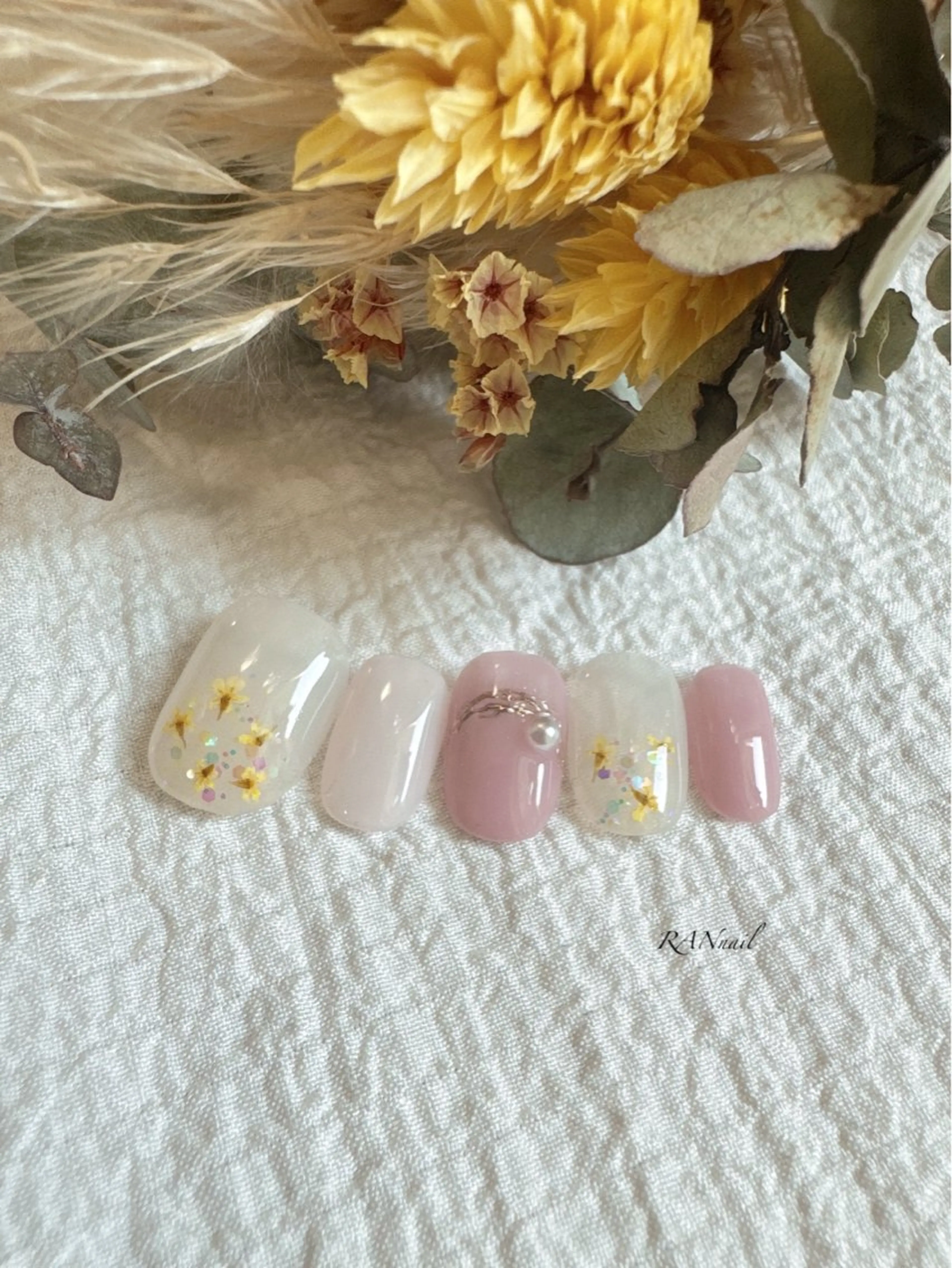 ネイル フラワーネイル ラメ(グリッター) ピンク シンプルネイル 春ネイル RAN nail 〜ランネイル〜所属・RAN nailのネイルデザイン