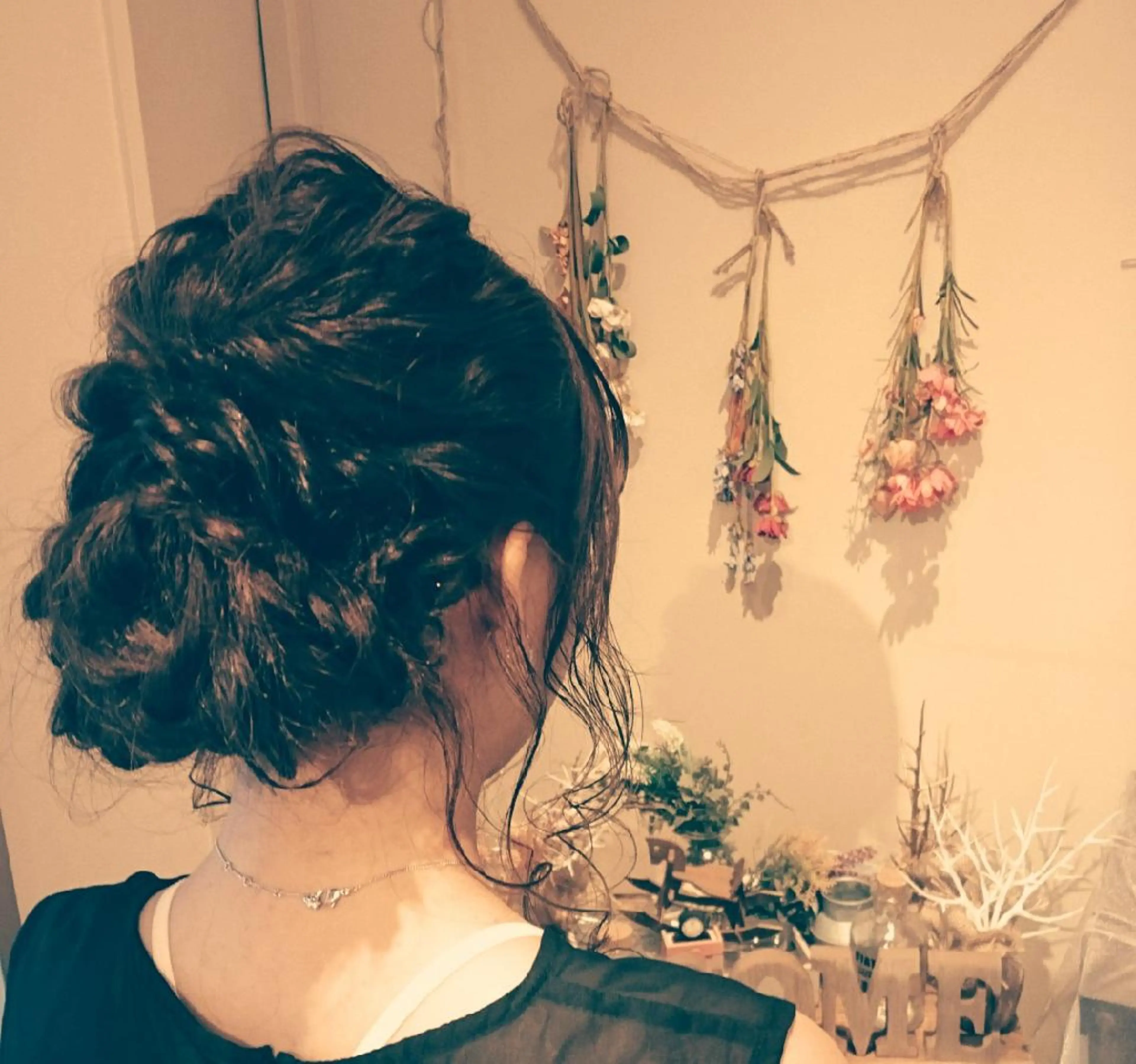 ヘアアレンジ セミロング おくれ毛 浴衣 ヘアセット/髪質改善 /カラー/TADOのヘアスタイル