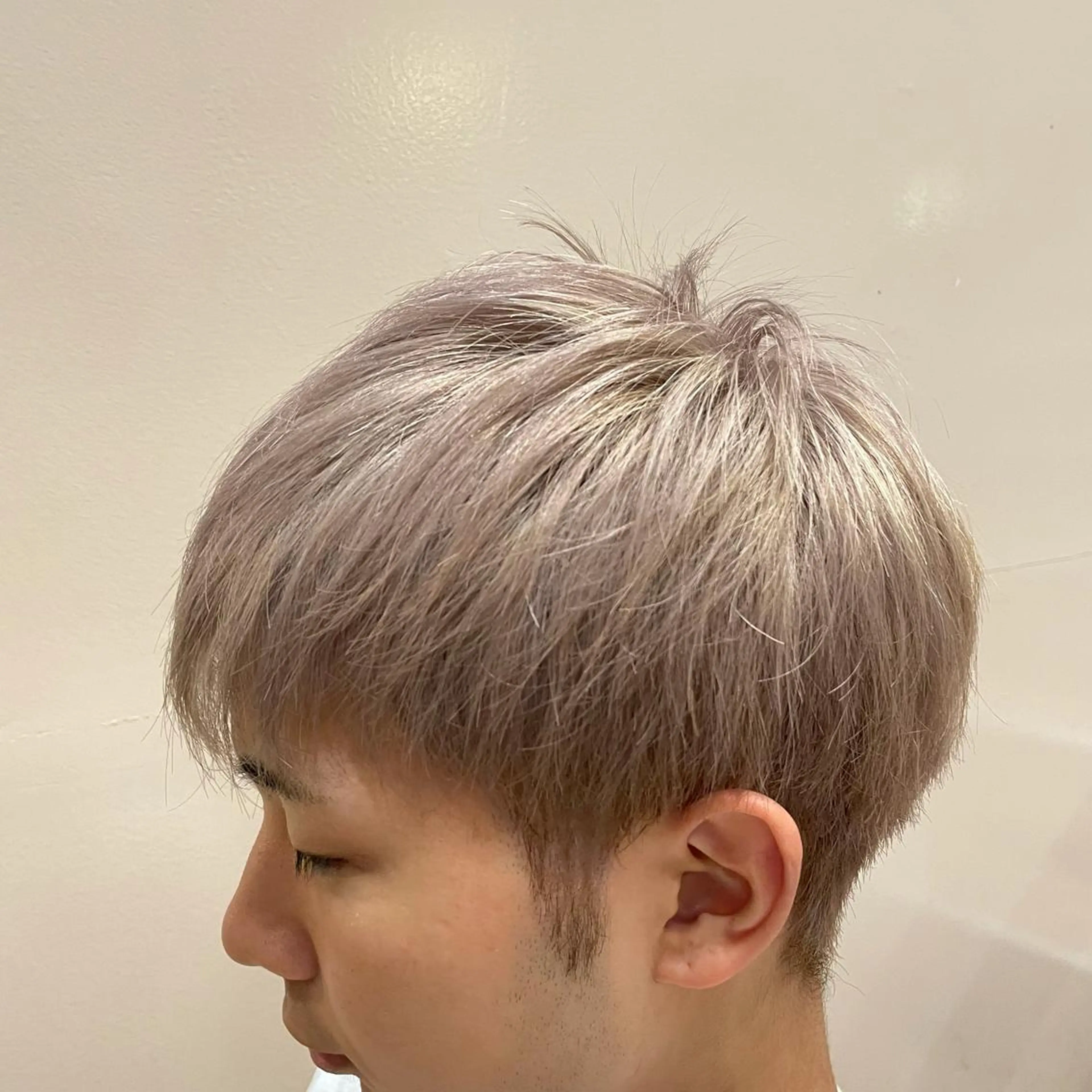 ショート カラー ベージュカラー ブリーチ ケアブリーチ 大山 透輝のヘアスタイル
