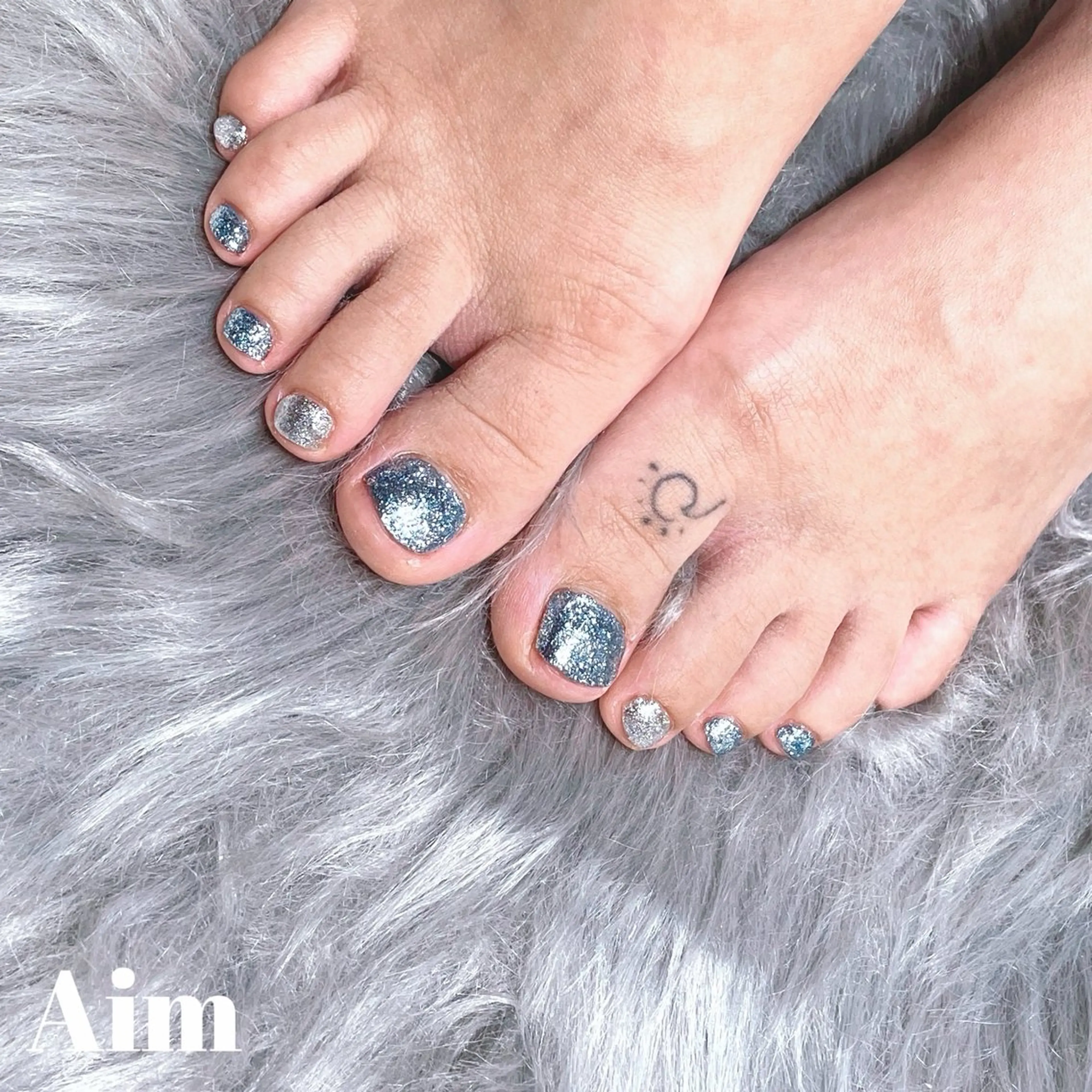 ネイル ブルー ラメ(グリッター) シルバー Aim🌿 kanaのネイルデザイン