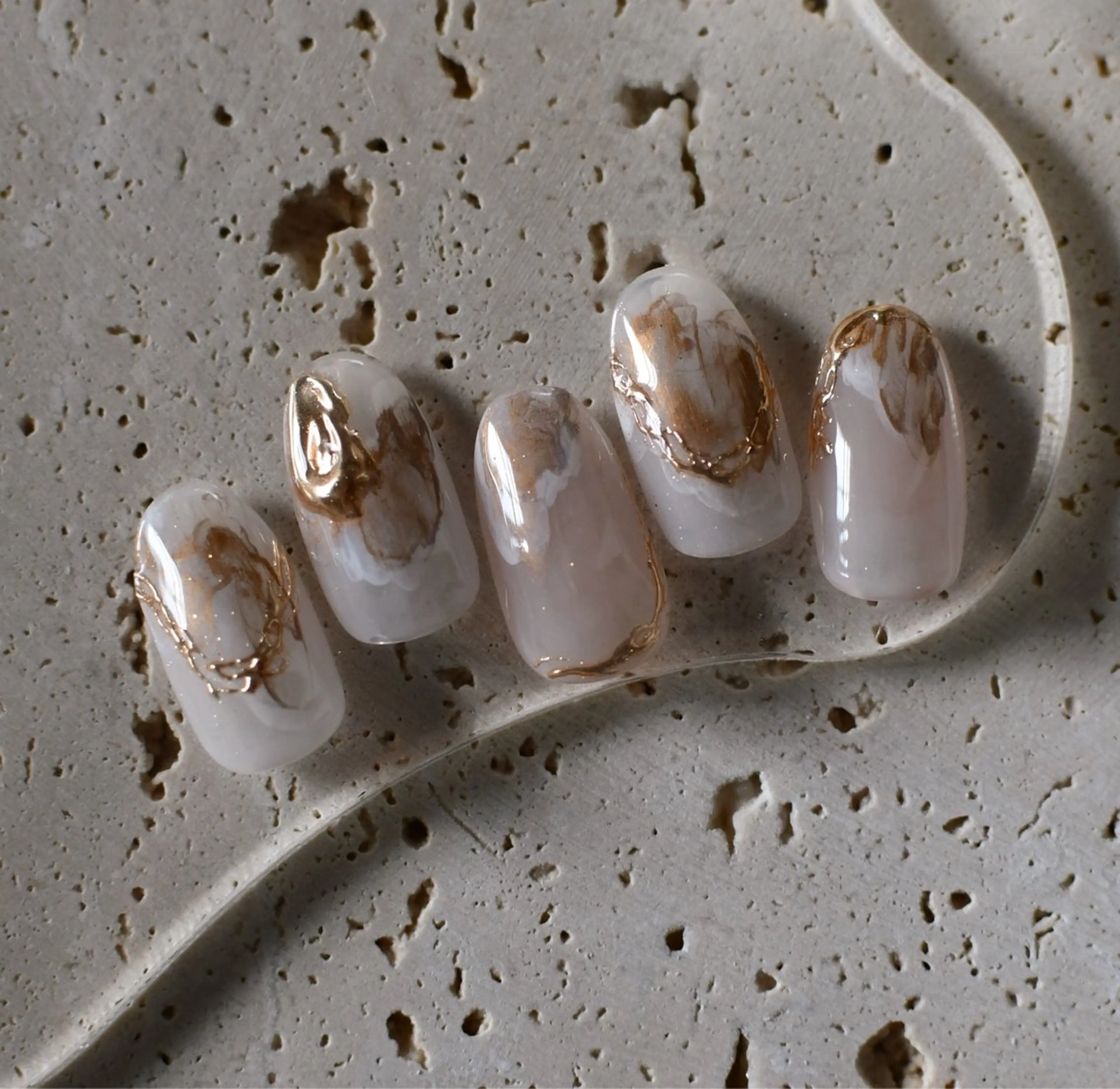 ネイル ラメ(グリッター) ミラーネイル ニュアンスネイル ハンドネイル ハンドケア nuu栄 ユキ / 大人ニュアンスのネイルデザイン