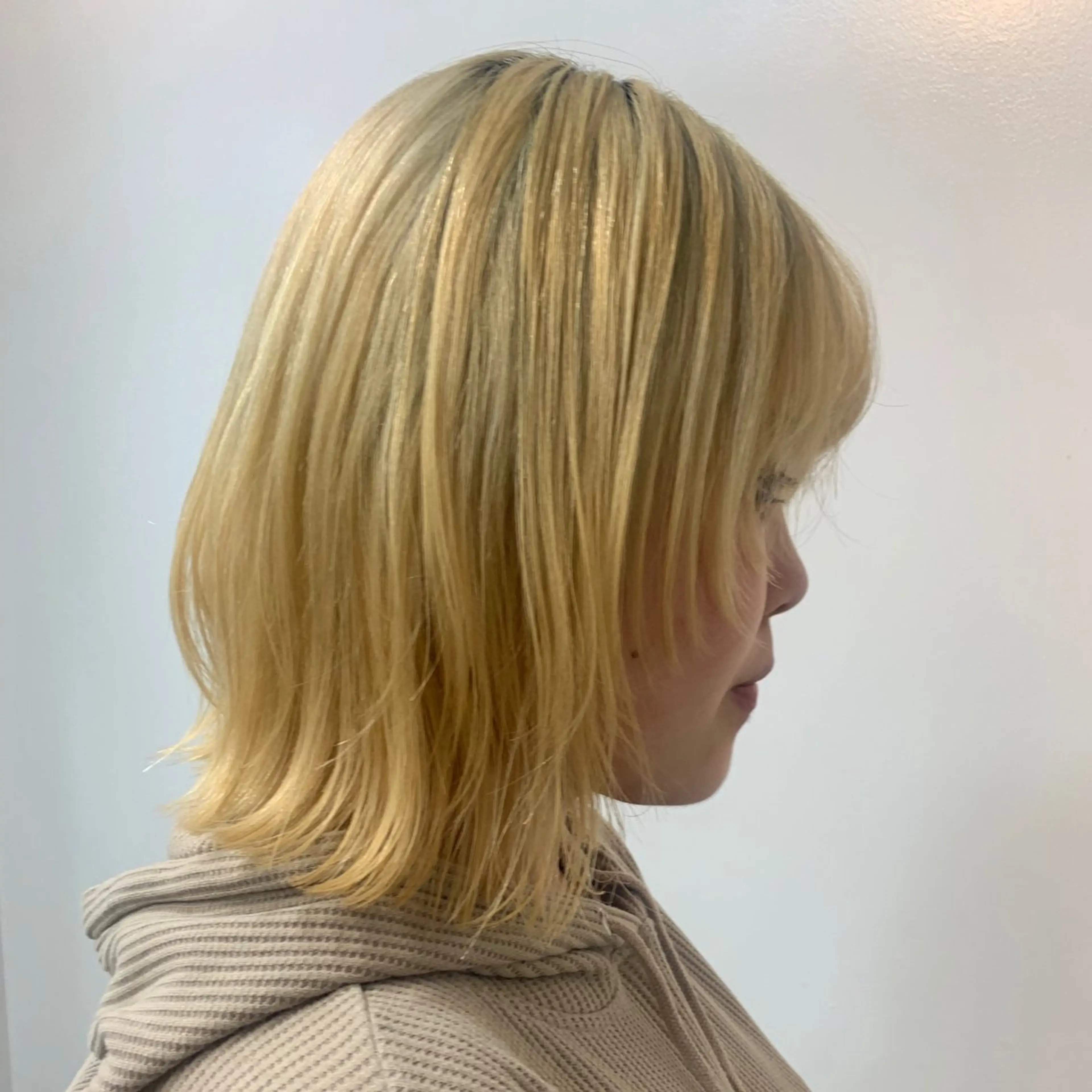 ミディアム ボブ ウルフカット 末次 史奈のヘアスタイル