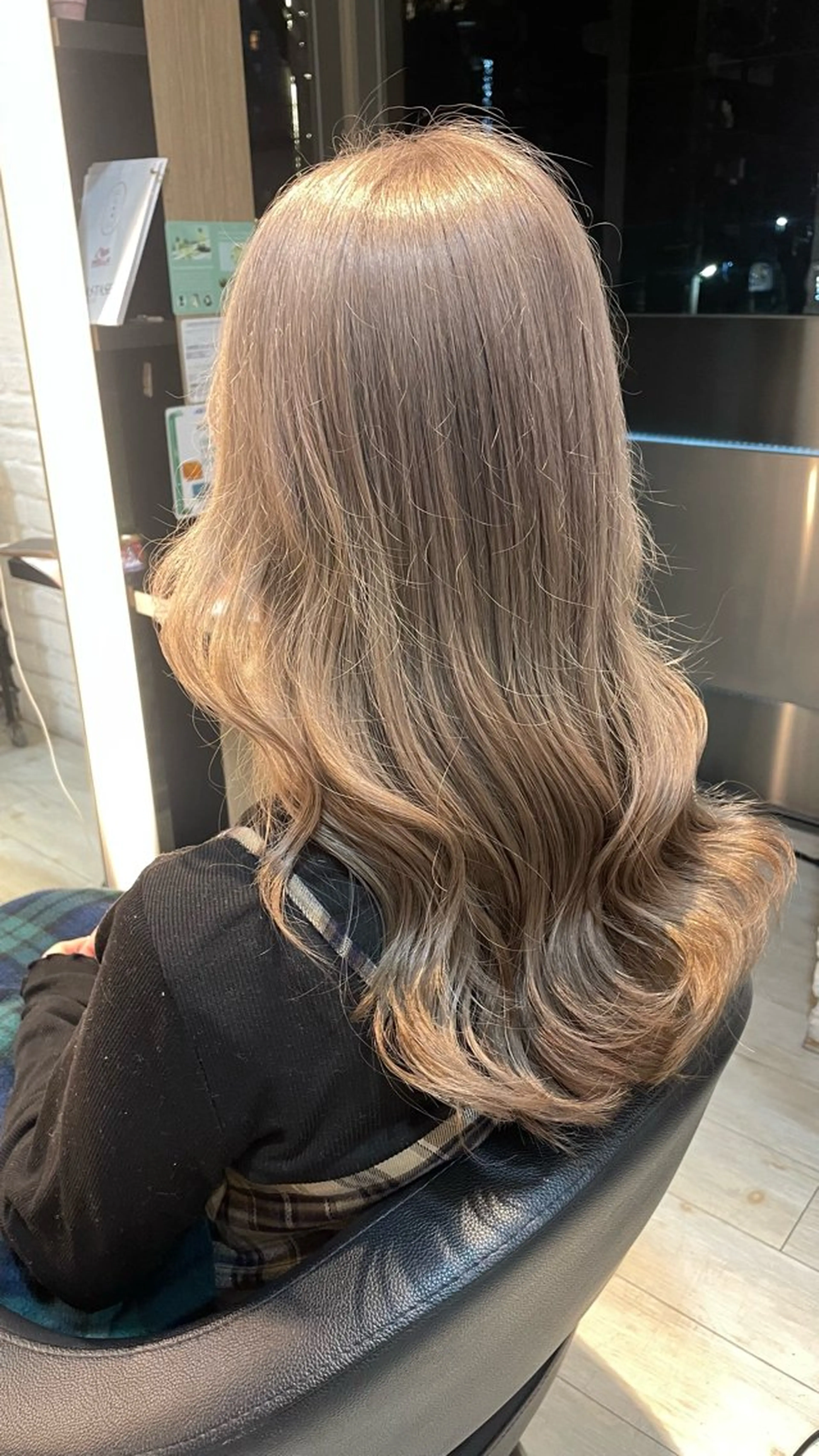 ミディアム カラー ブリーチ/髪質改善/ ハイトーン/暖色のヘアスタイル