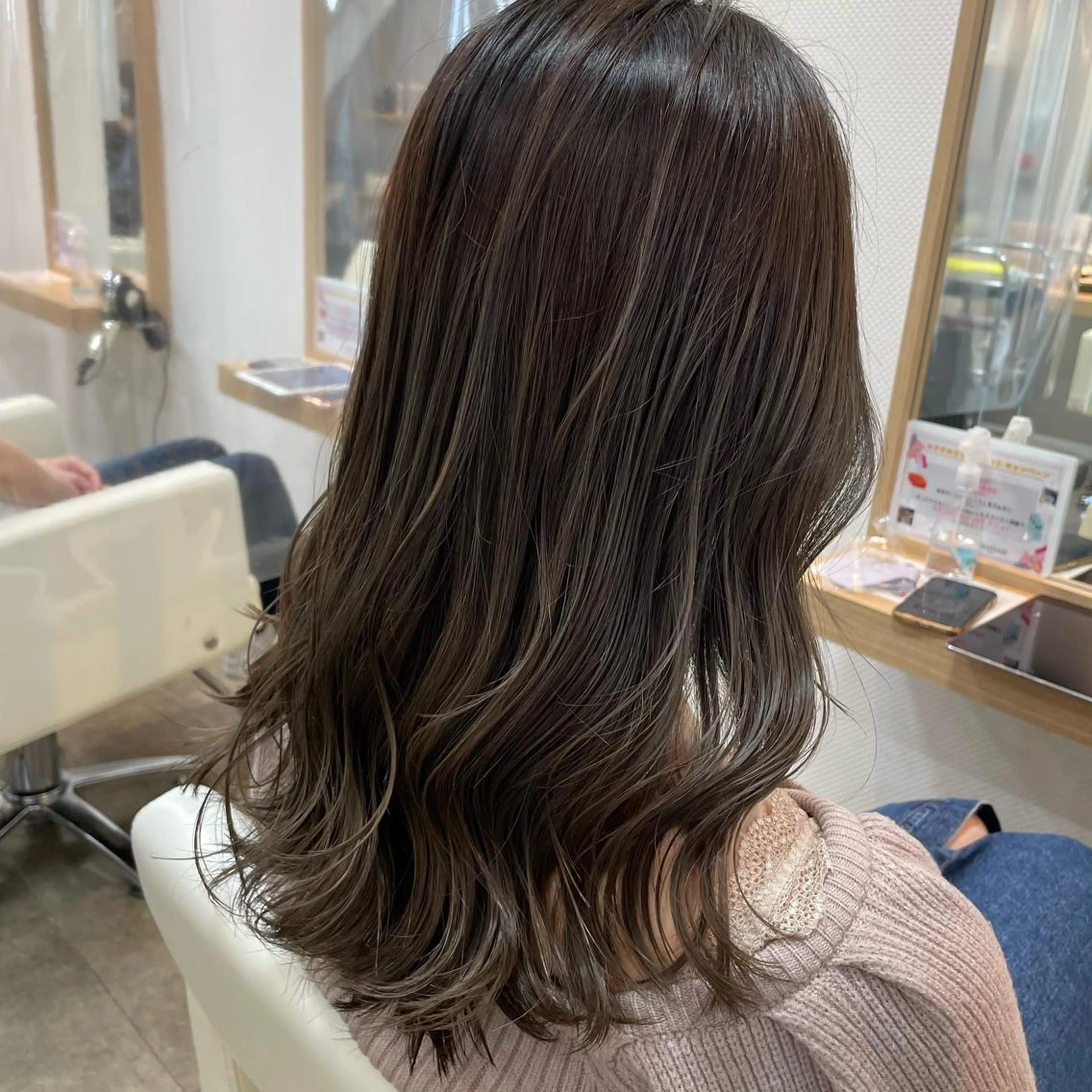 ロング カラー グレージュ ハイライトカラー ミルクティーグレージュ ハイライト 大谷 杏菜のヘアスタイル