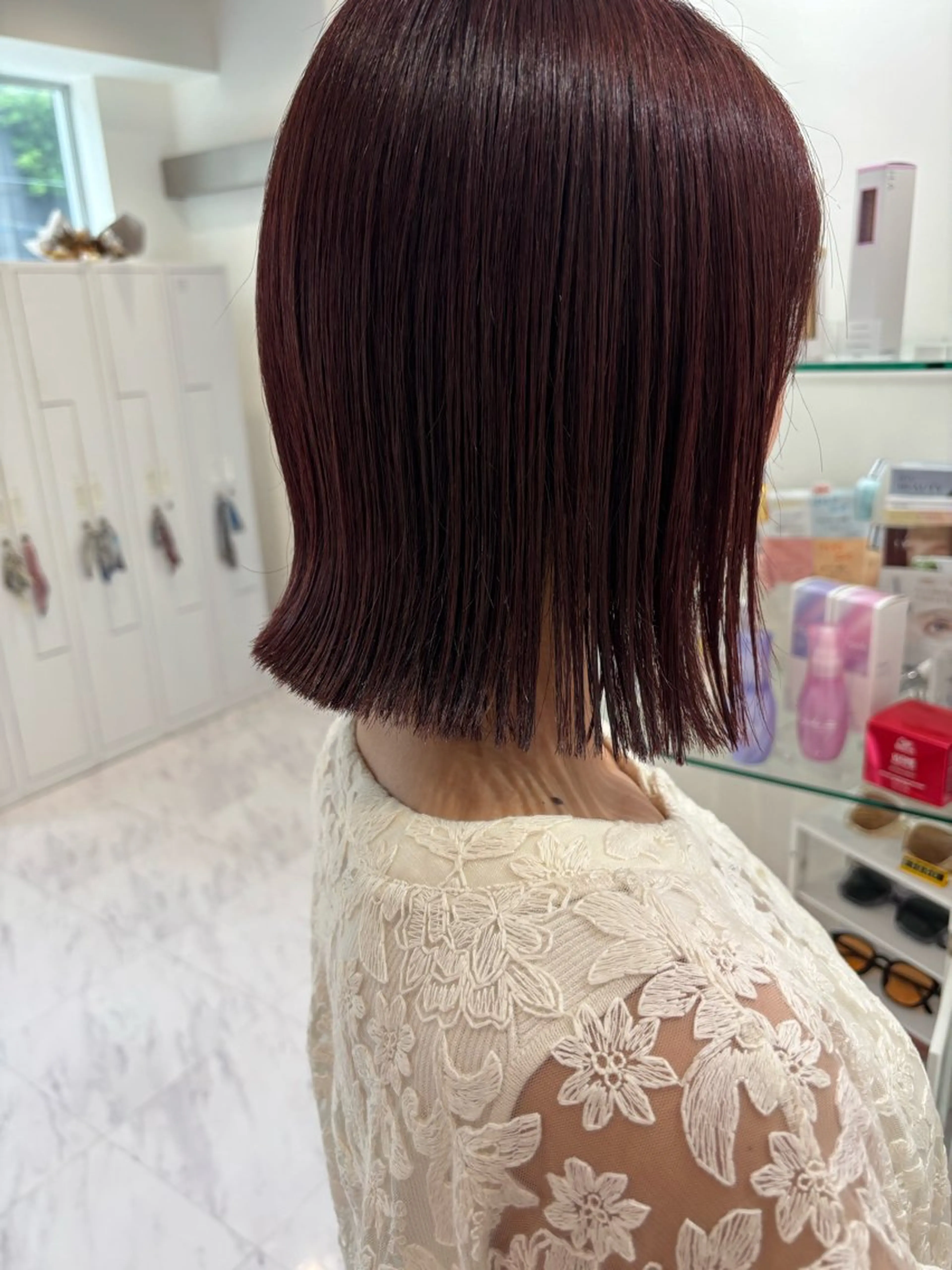 ミディアム カラー 切りっぱなしボブ ボルドーカラー ボブ SAYAKA 🍒／ボブ／暖色のヘアスタイル