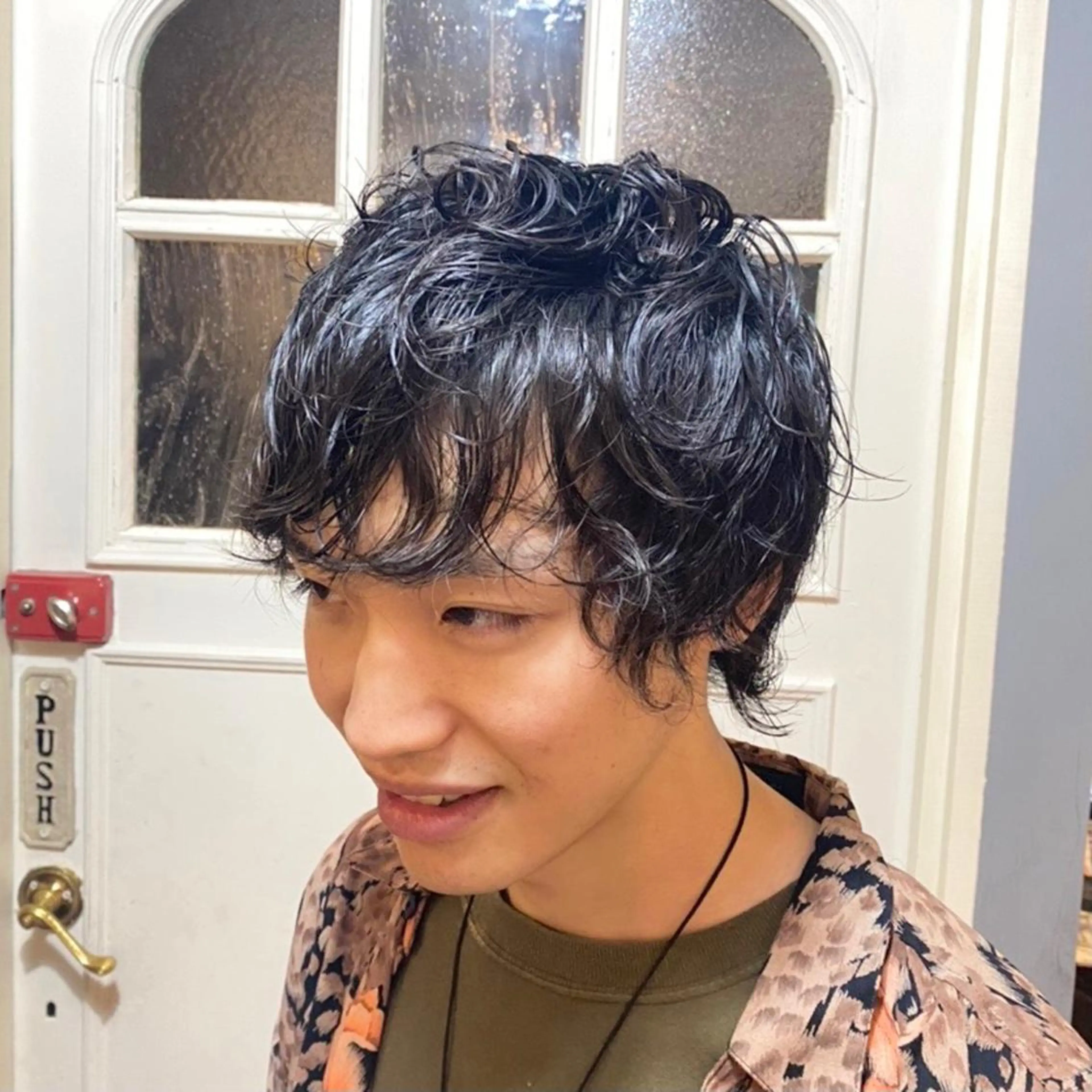 ミディアム パーマ メンズ ミディアムパーマ メンズパーマ メンズウルフカット 外ハネヘア ウルフカット カット パーマ ヘッドスパ BRITS 渡辺 菜々子のヘアスタイル