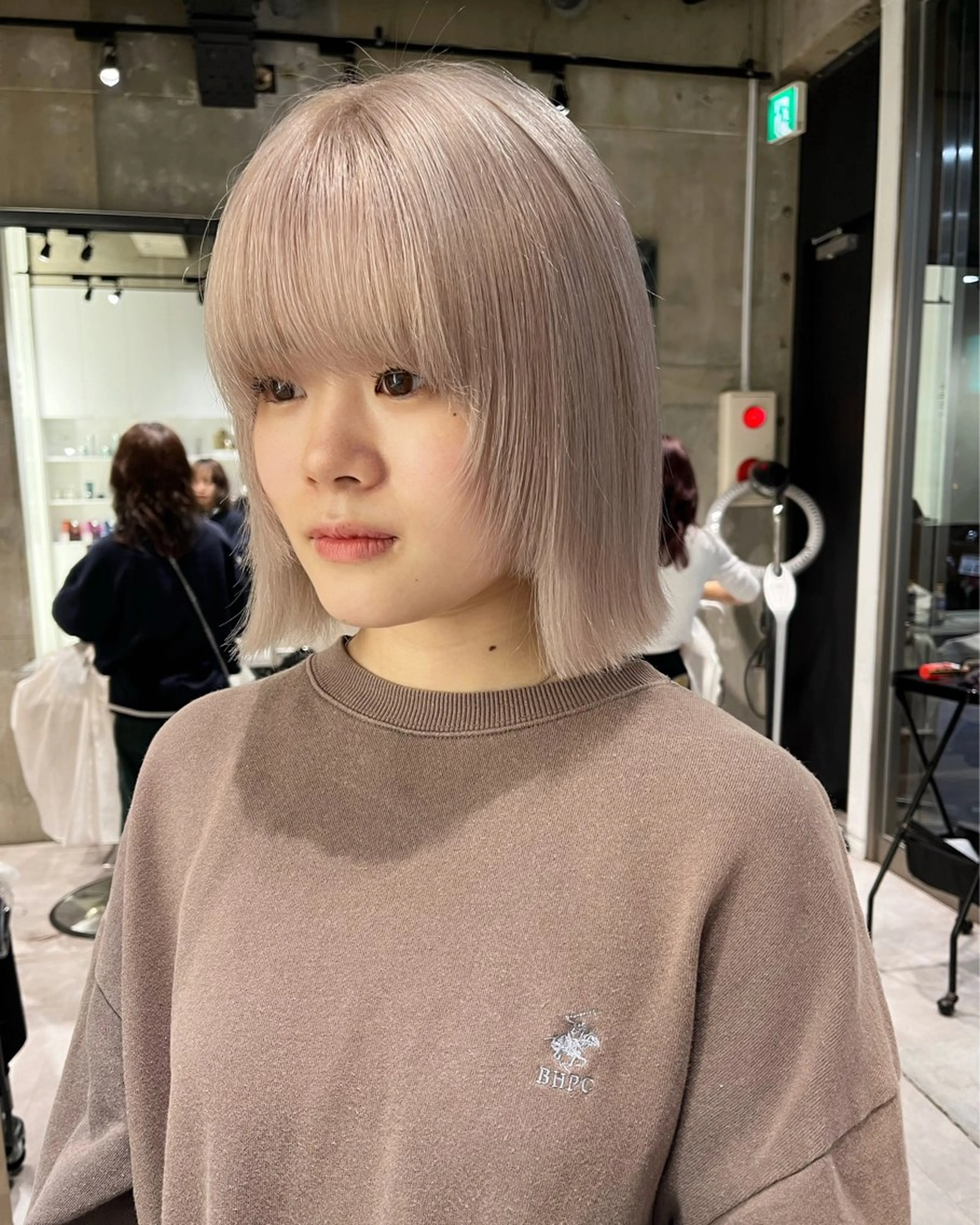 ミディアム カラー ベージュカラー ホワイトベージュ 顔まわりレイヤー 顔周りカット レイヤーカット iLi所属・iLi 《イリ》のヘアスタイル