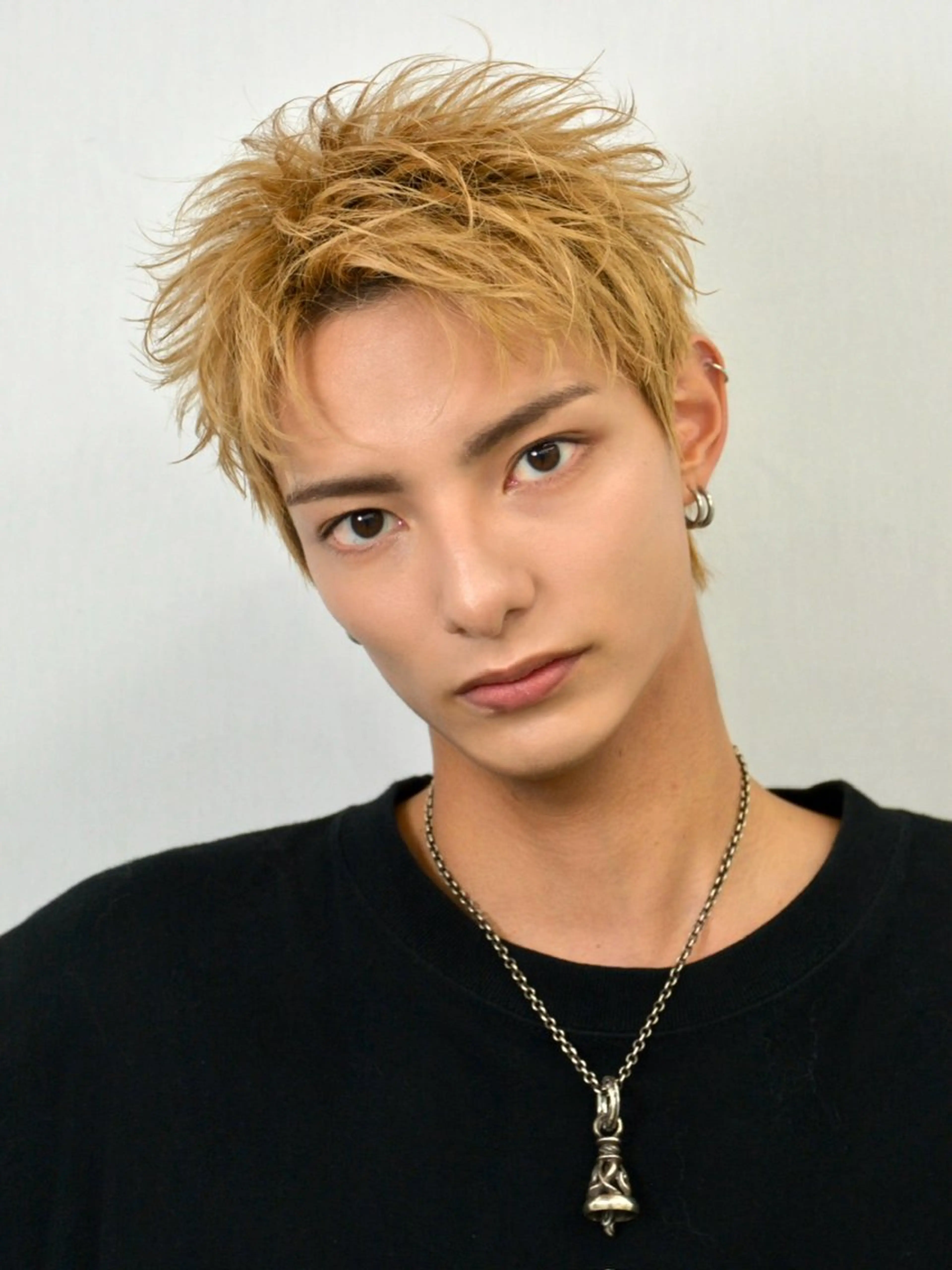 ショート カラー パーマ メンズ アップバング メンズハイトーン ハイトーンカラー ショートヘア 飯田 とうまのヘアスタイル