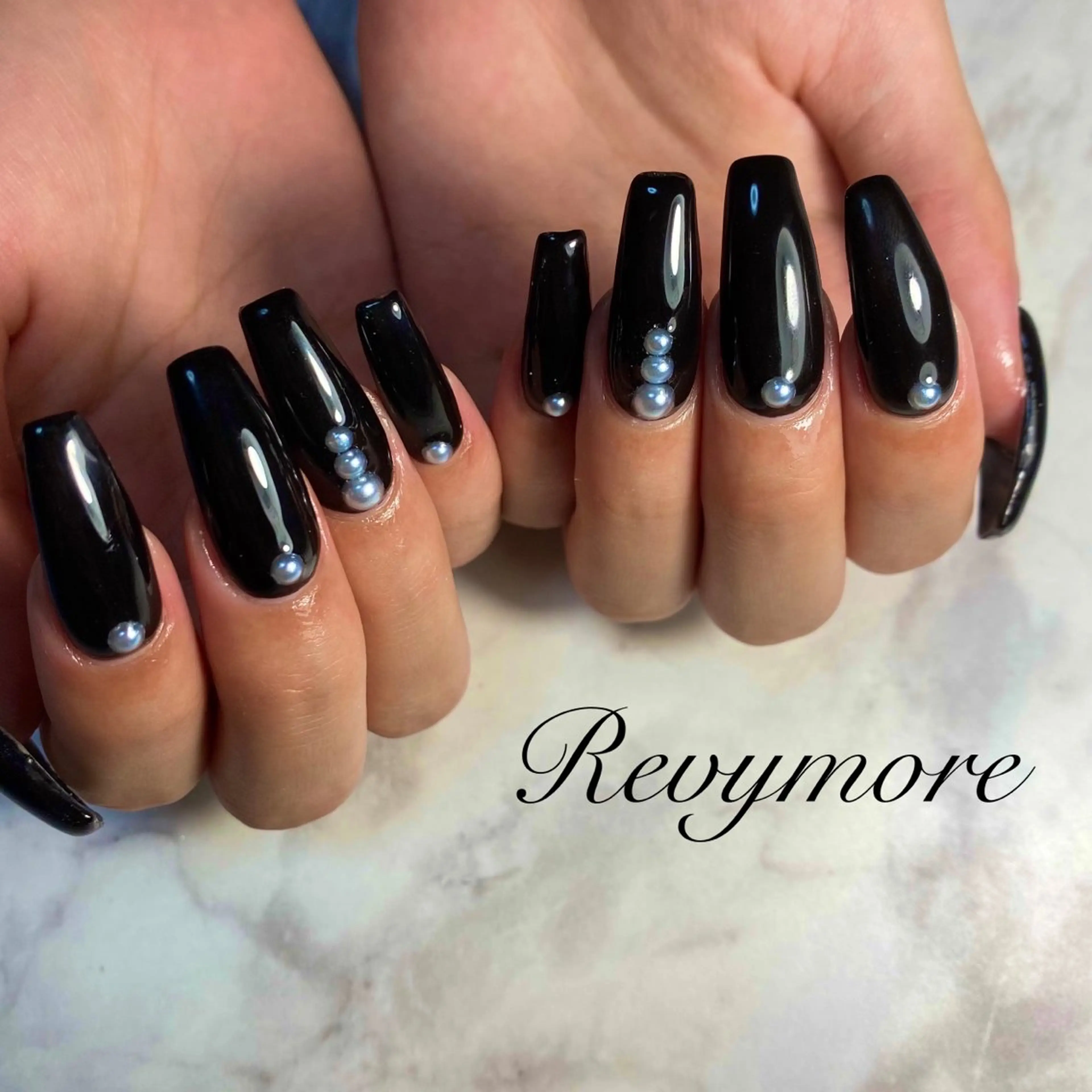 ミディアム ネイル 韓国風ヘア ジェルネイル キラキラネイル 韓国ネイル ニュアンスネイル nail salon Revymoreのネイルデザイン