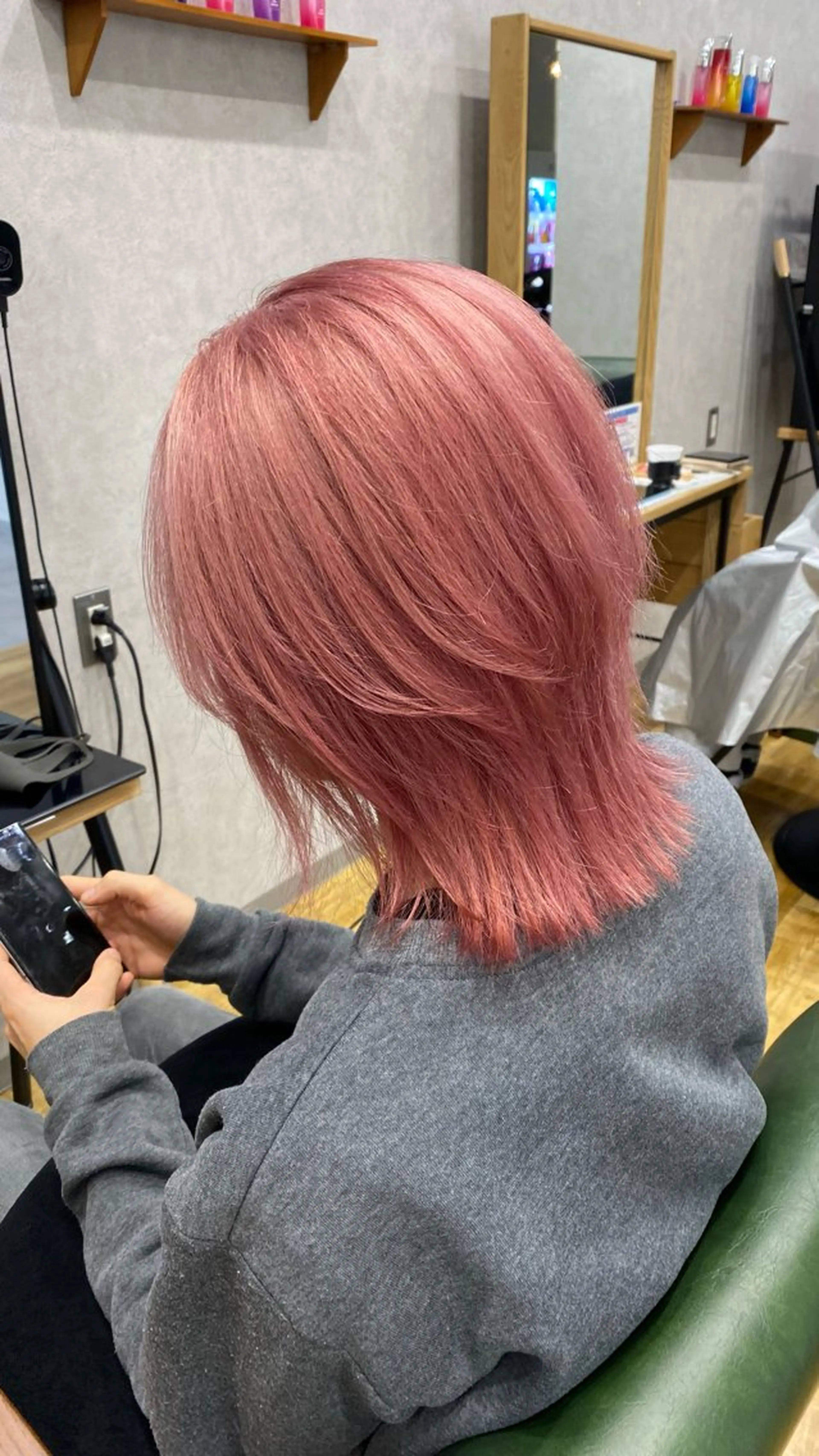 セミロング ウルフカット レイヤーカット・透明 感カラー✨️春山栞菜のヘアスタイル
