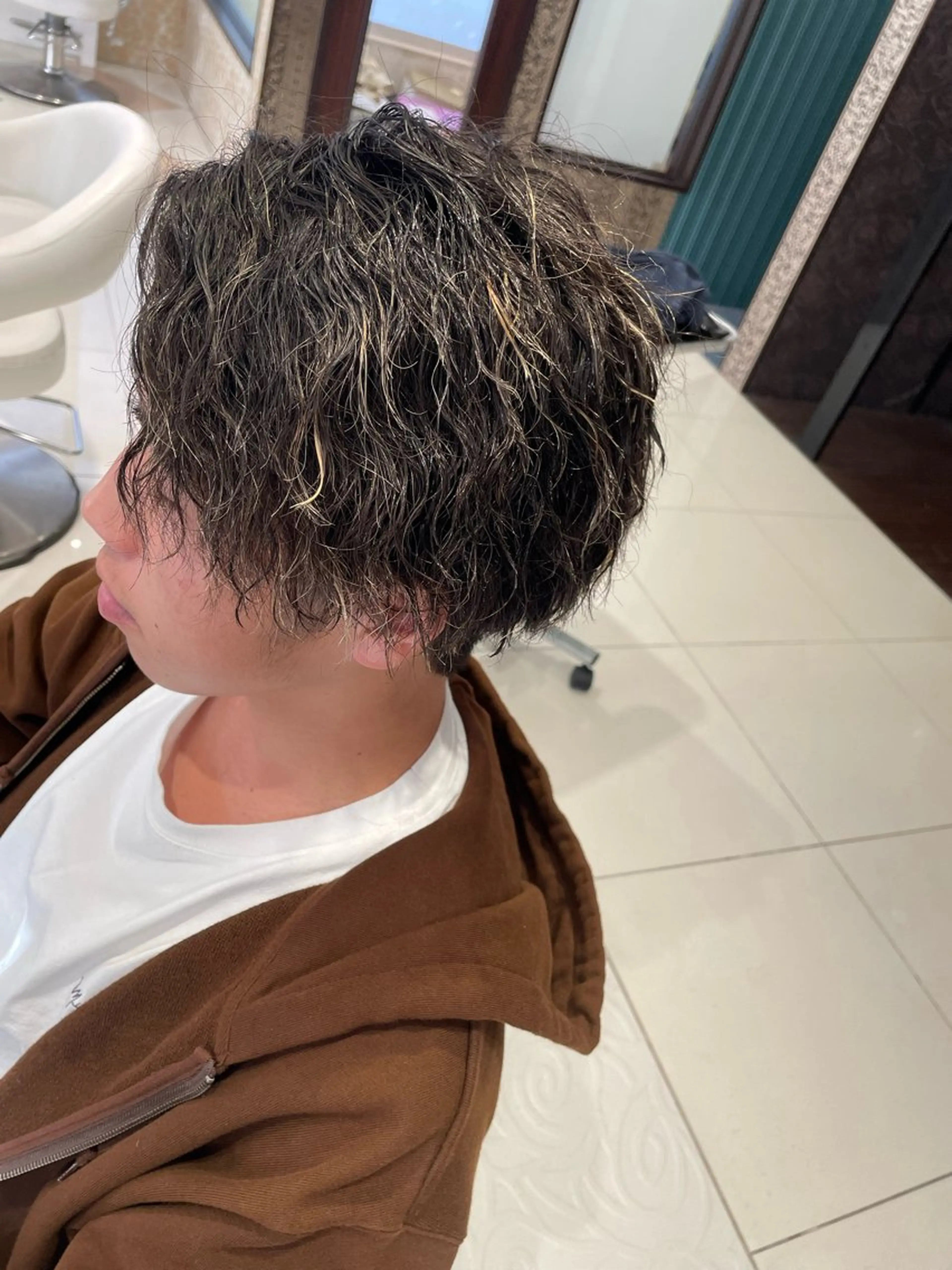 ショート カラー パーマ メッシュ 岡田 駿也のヘアスタイル