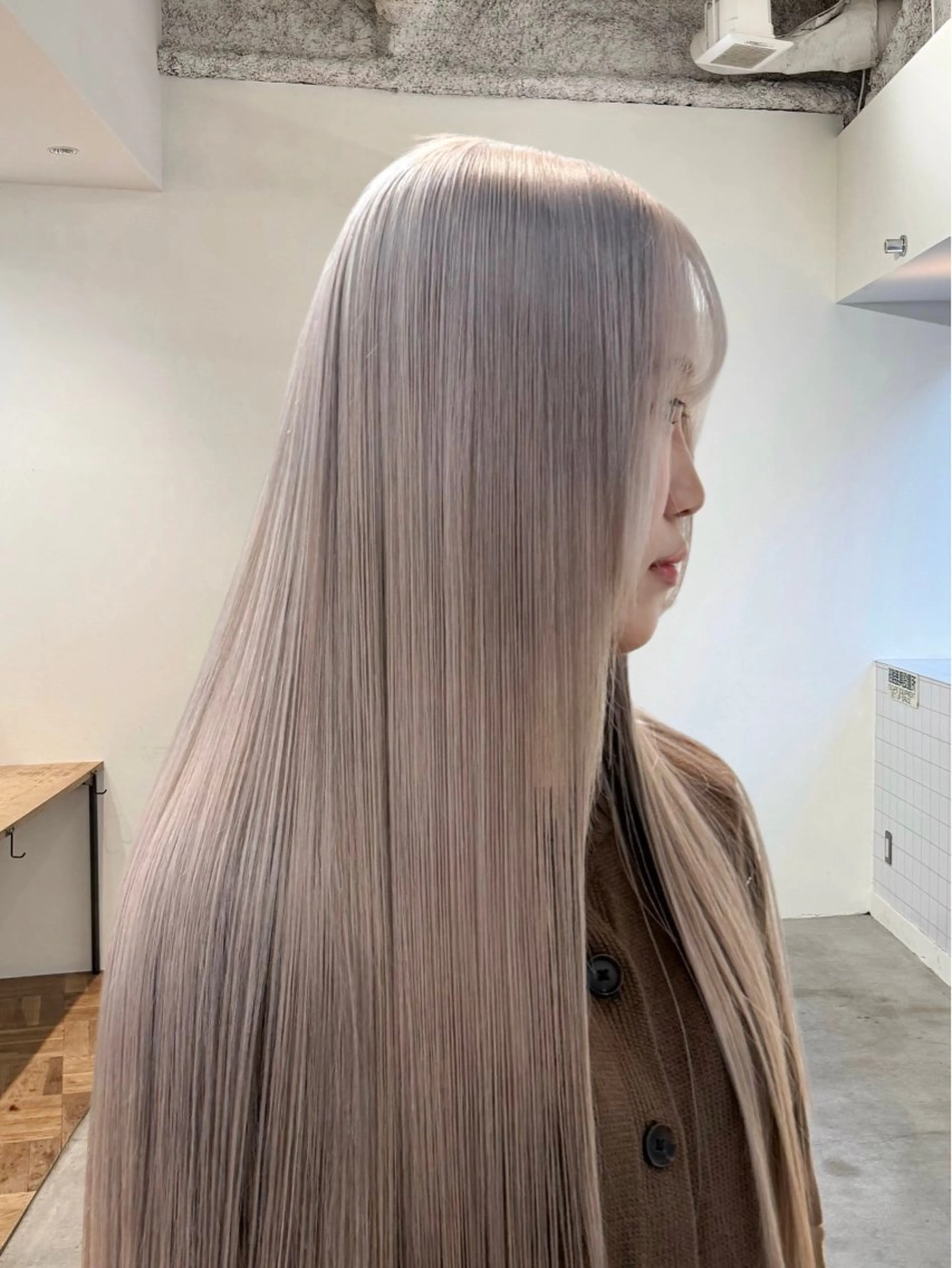 ロング カラー モモコ/ブリーチ/ ミルクティカラーのヘアスタイル