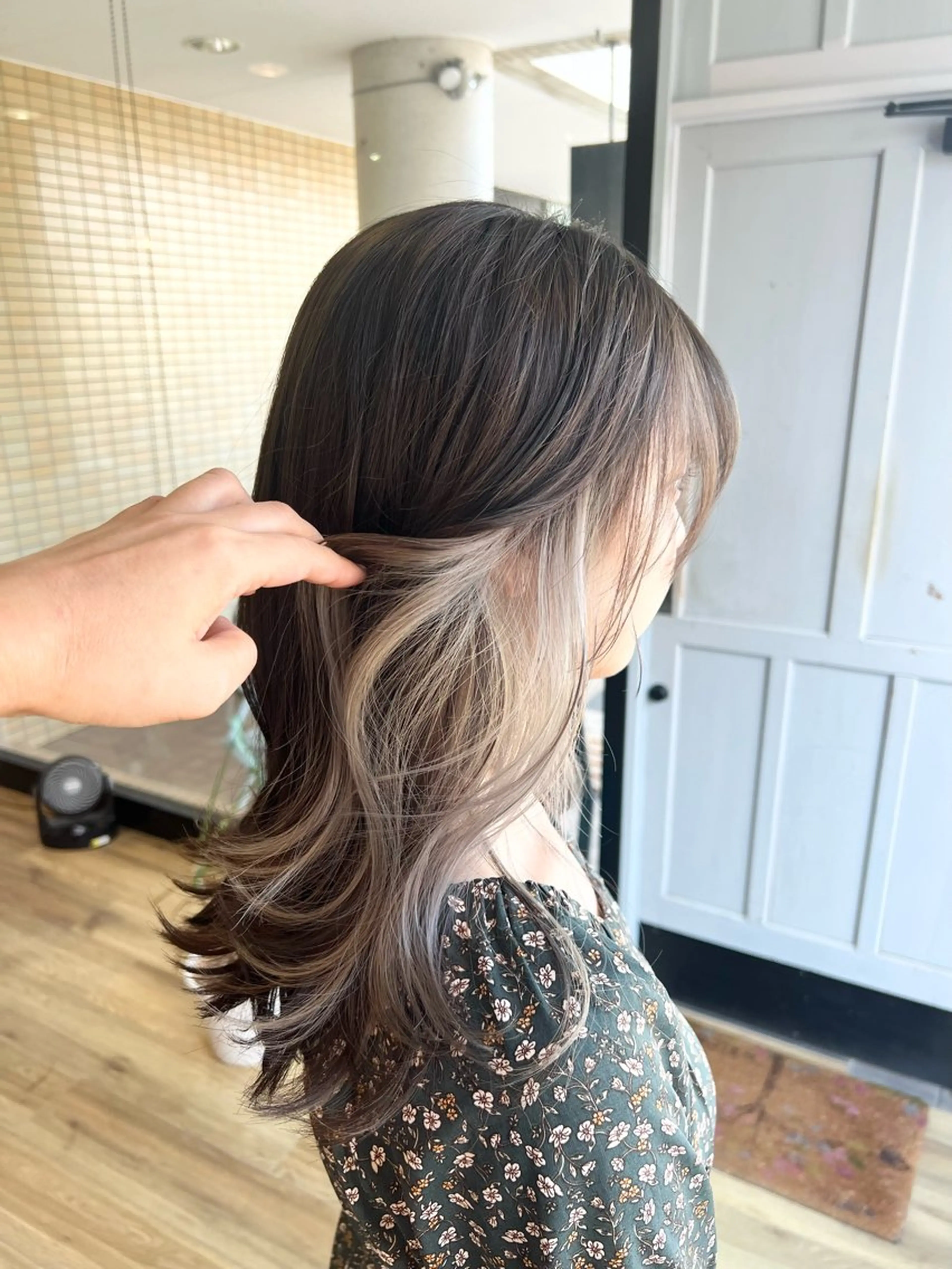 ロング カラー イヤリングカラー グレージュ ヘアカラー 堀 望美のヘアスタイル