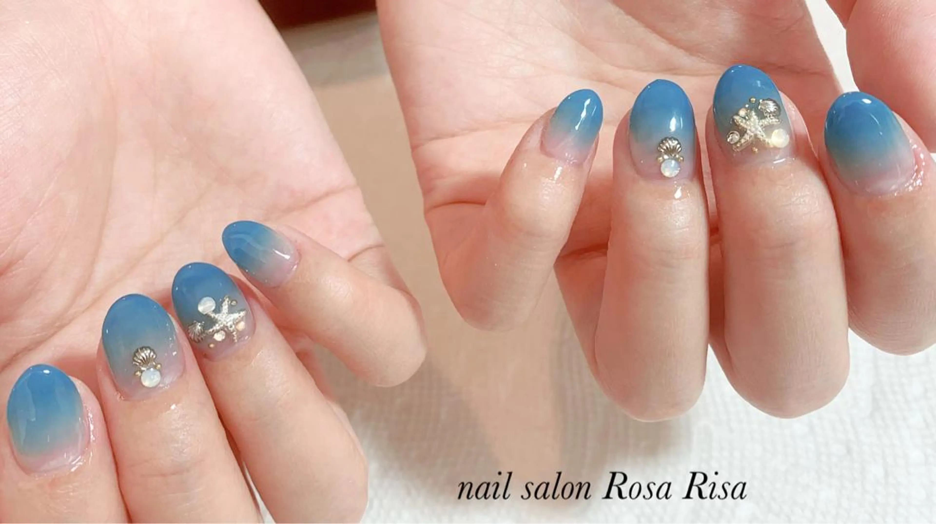 ミディアム ネイル ブルー 夏ネイル ネイルスタジオ シェイクユアハンズのネイルデザイン