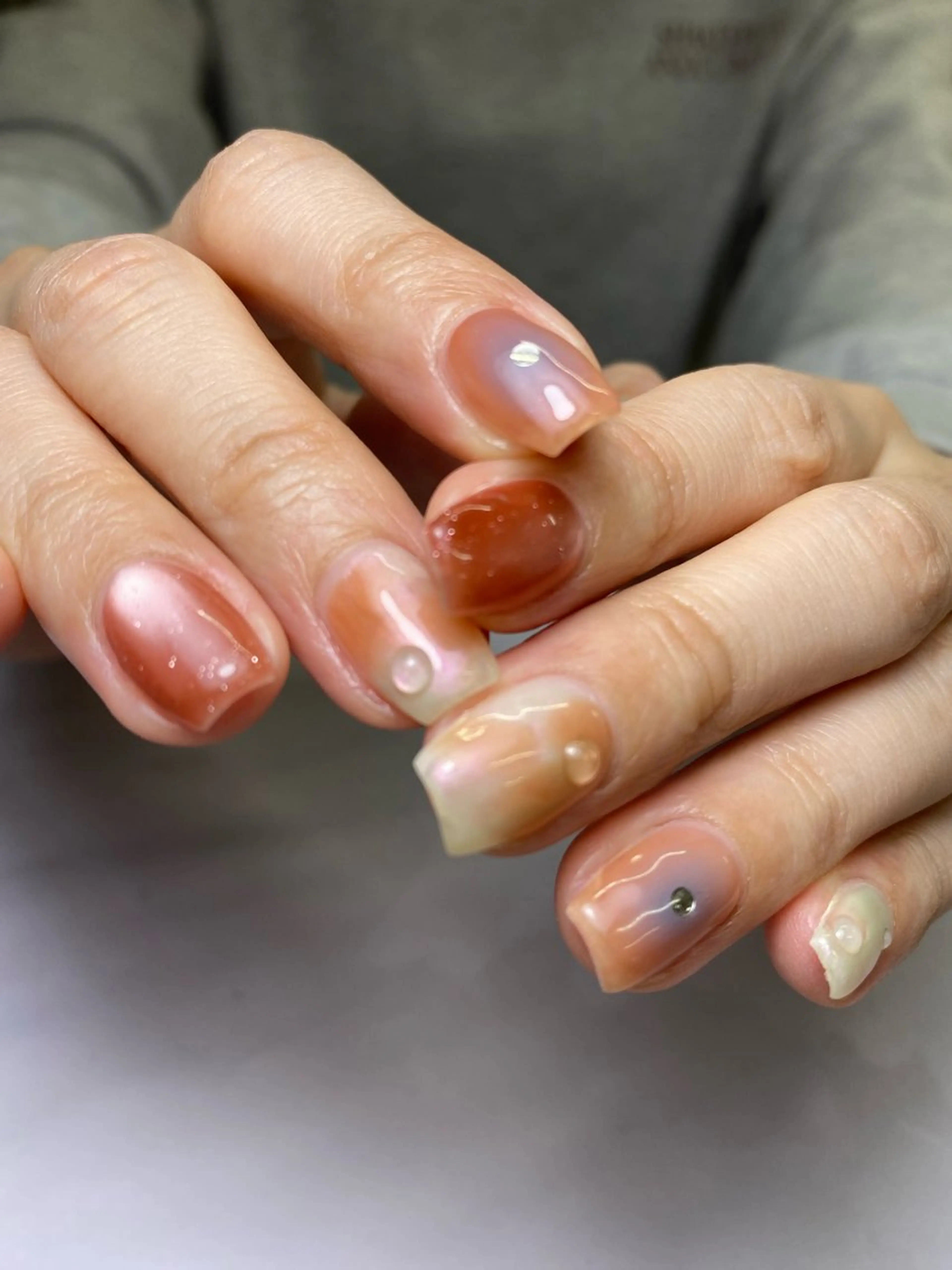 ネイル 成人式 フラッシュネイル フレンチネイル ガーリー キラキラネイル ハンドネイル 草加ニュアンスネイル 🌚hersのネイルデザイン