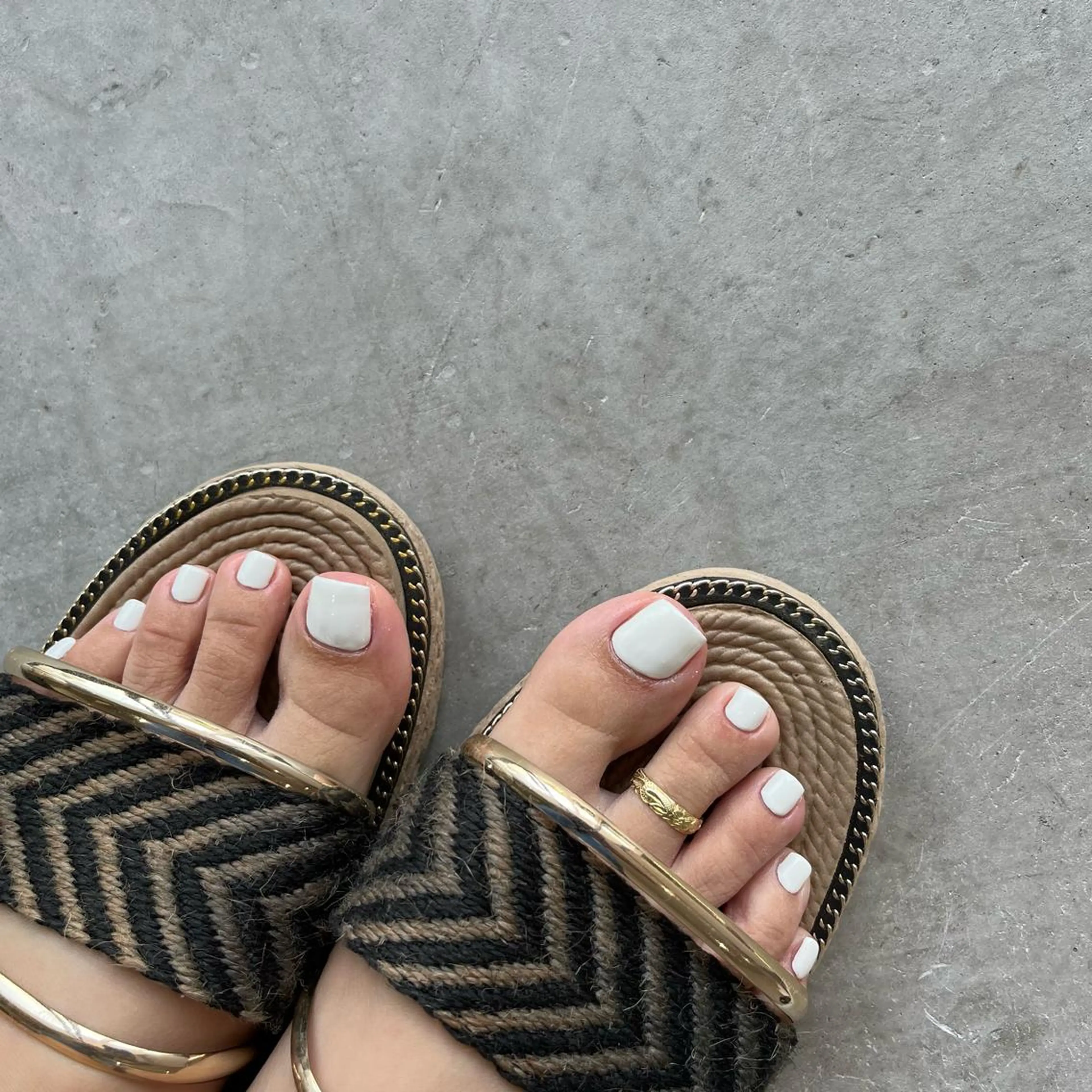 ネイル フットネイル フレンチネイル ジェルネイル ラメ(グリッター) ラメグラデーション フットネイル 𝐍𝐄𝐎 𝐉𝐔𝐑𝐈のネイルデザイン