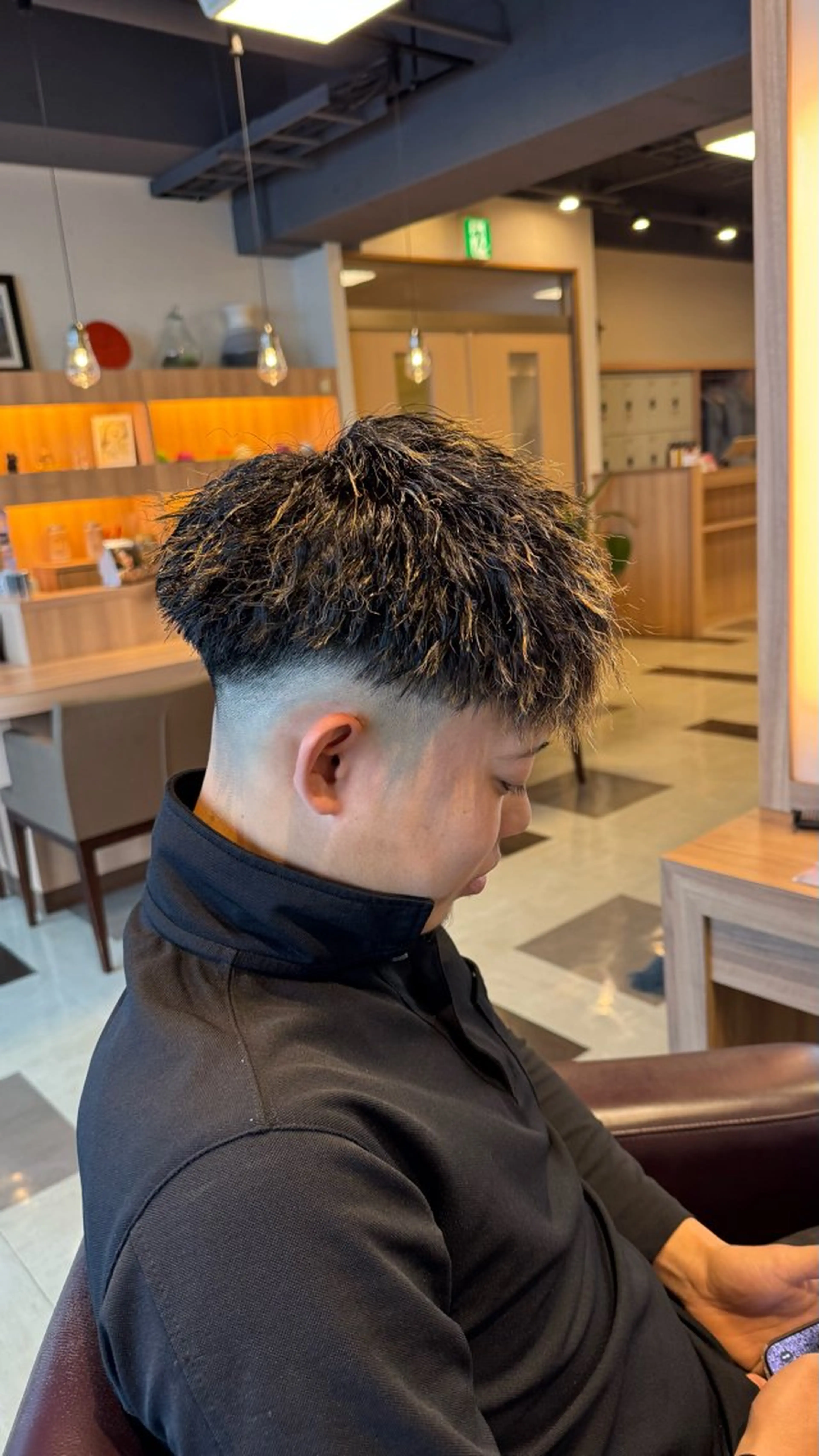 パーマ メンズ フェードカット メンズパーマ スキンフェード メンズツイストパーマ ツイストパーマ カット パーマ 岩内 皓大のヘアスタイル