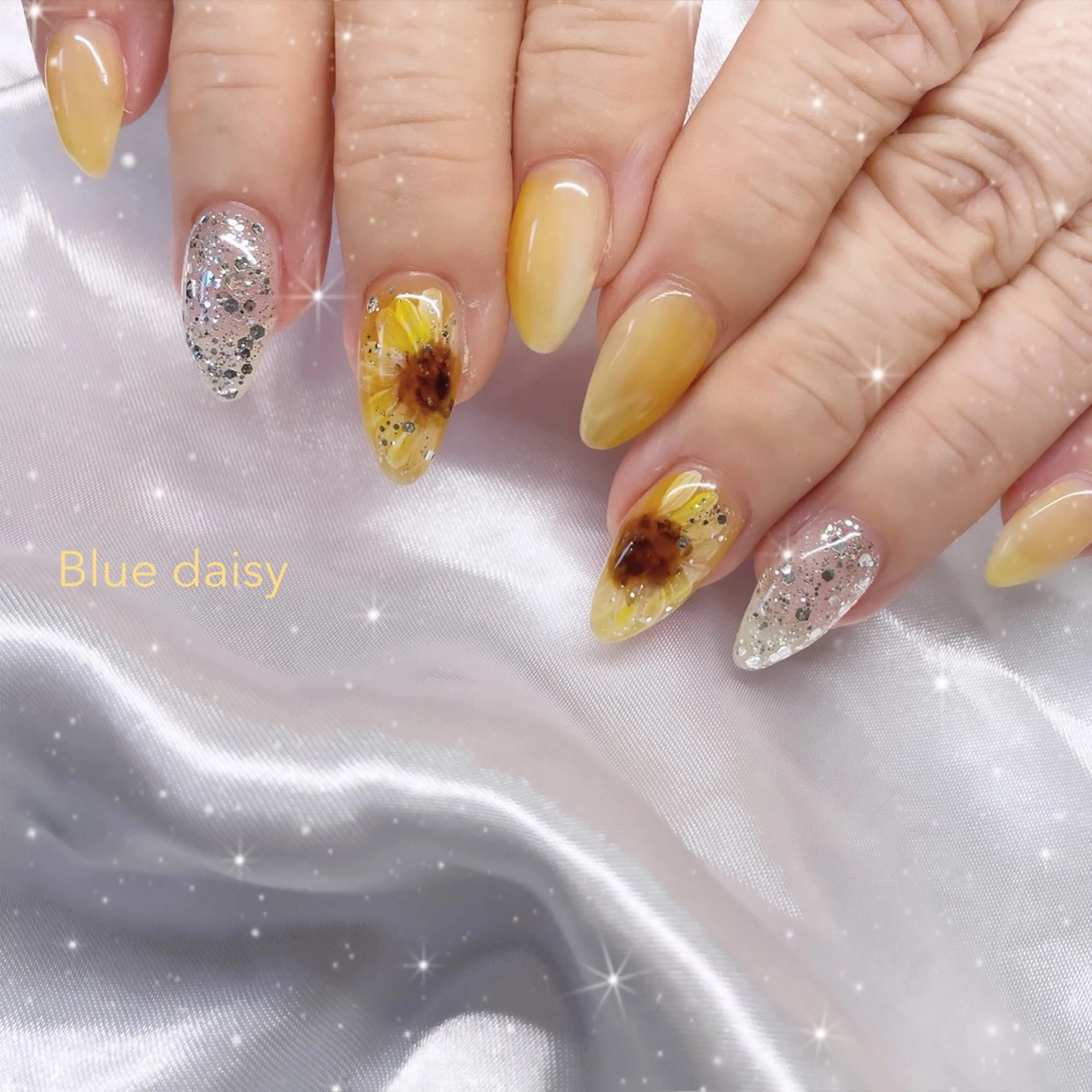 ネイル ハンドネイル Blue daisy RIN🎀のネイルデザイン