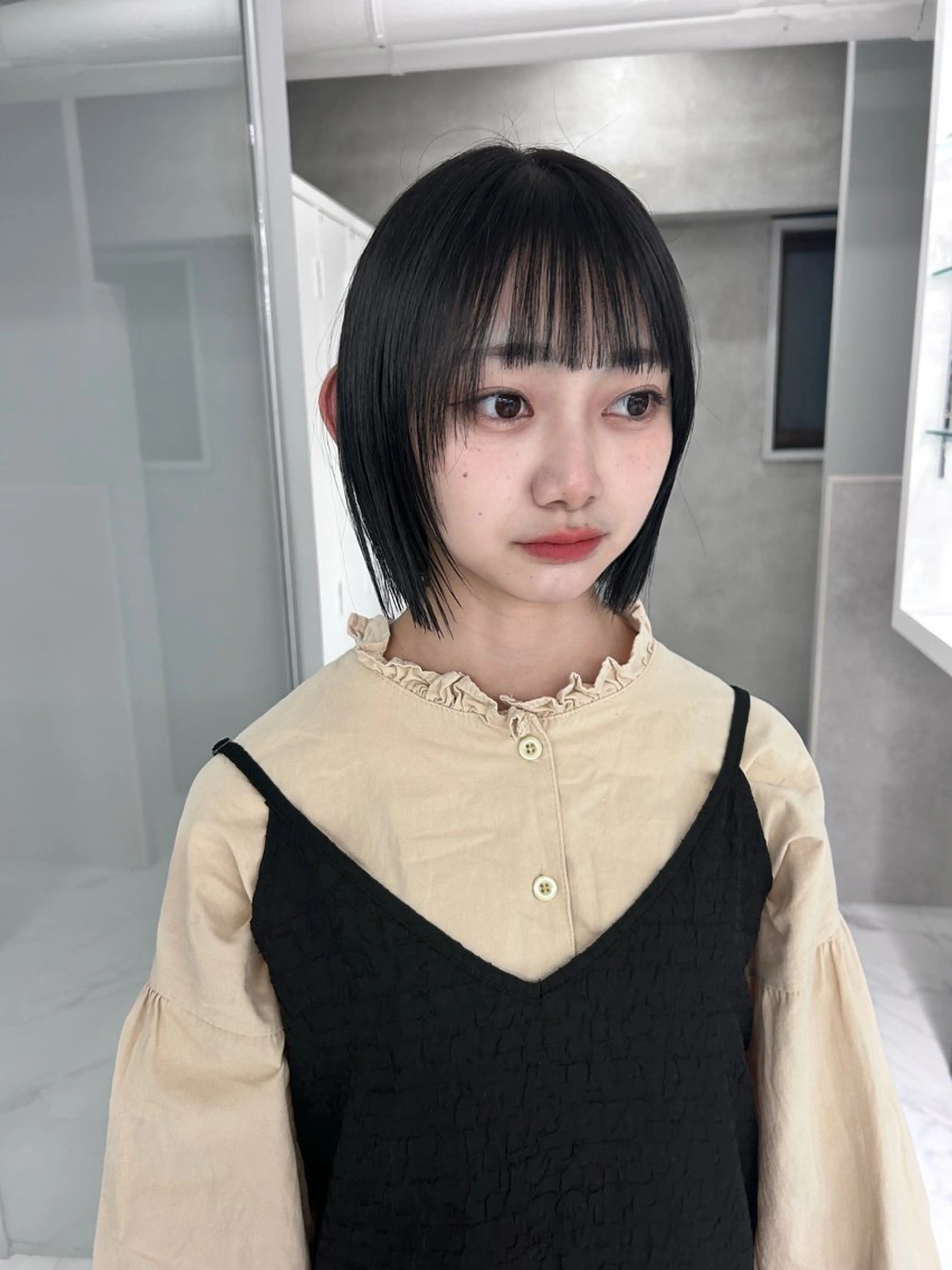 ショート カラー ボブ 顔まわりレイヤー 顔周りカット レイヤーカット カット ヘアカラー shizuna/平尾 /カラー/髪質改善のヘアスタイル