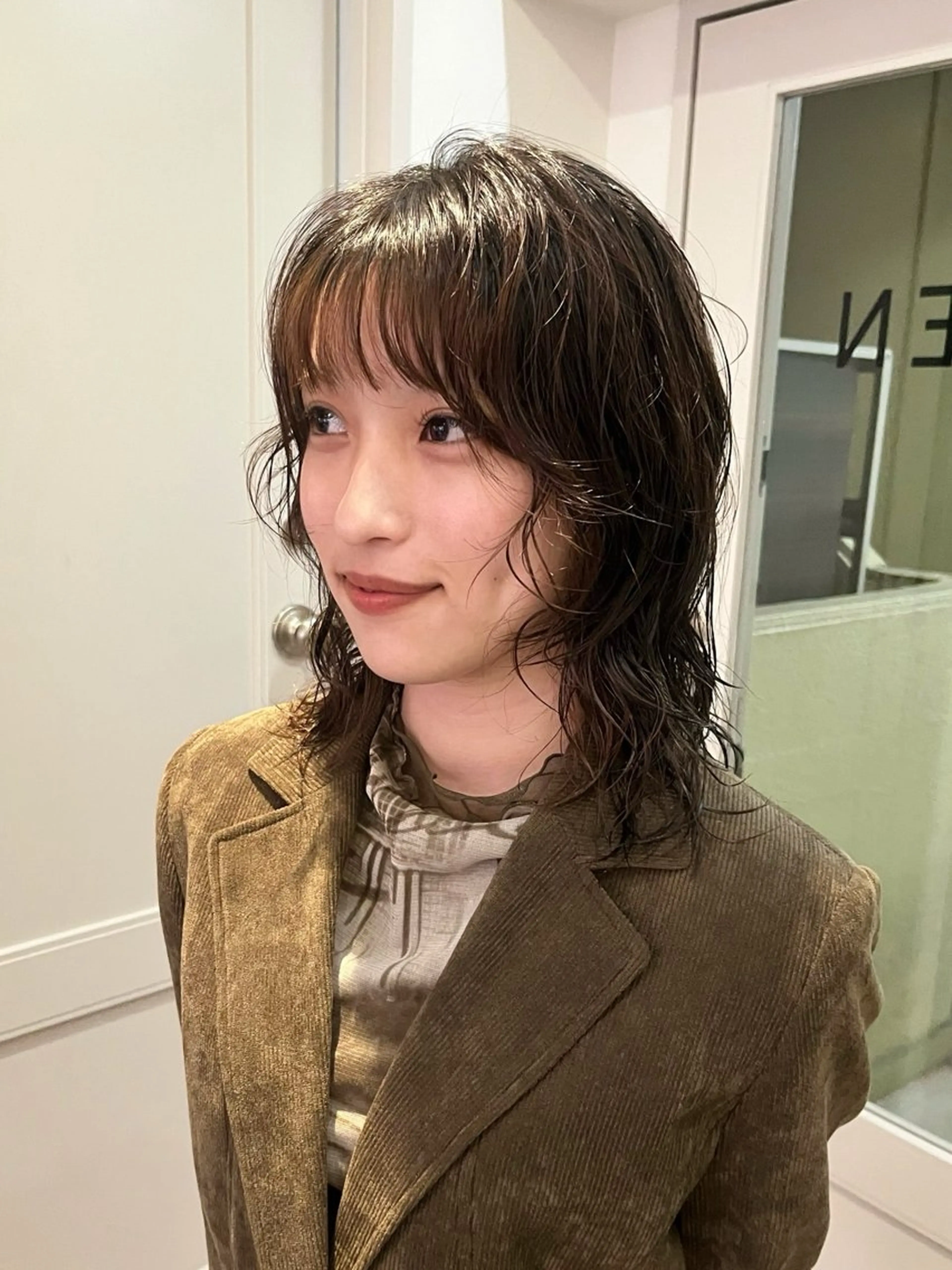 ミディアム パーマ ミディアムパーマ 顔まわりレイヤー 顔周りカット レイヤーカット くすみカラー/海外 レイヤー/ ローレンのヘアスタイル