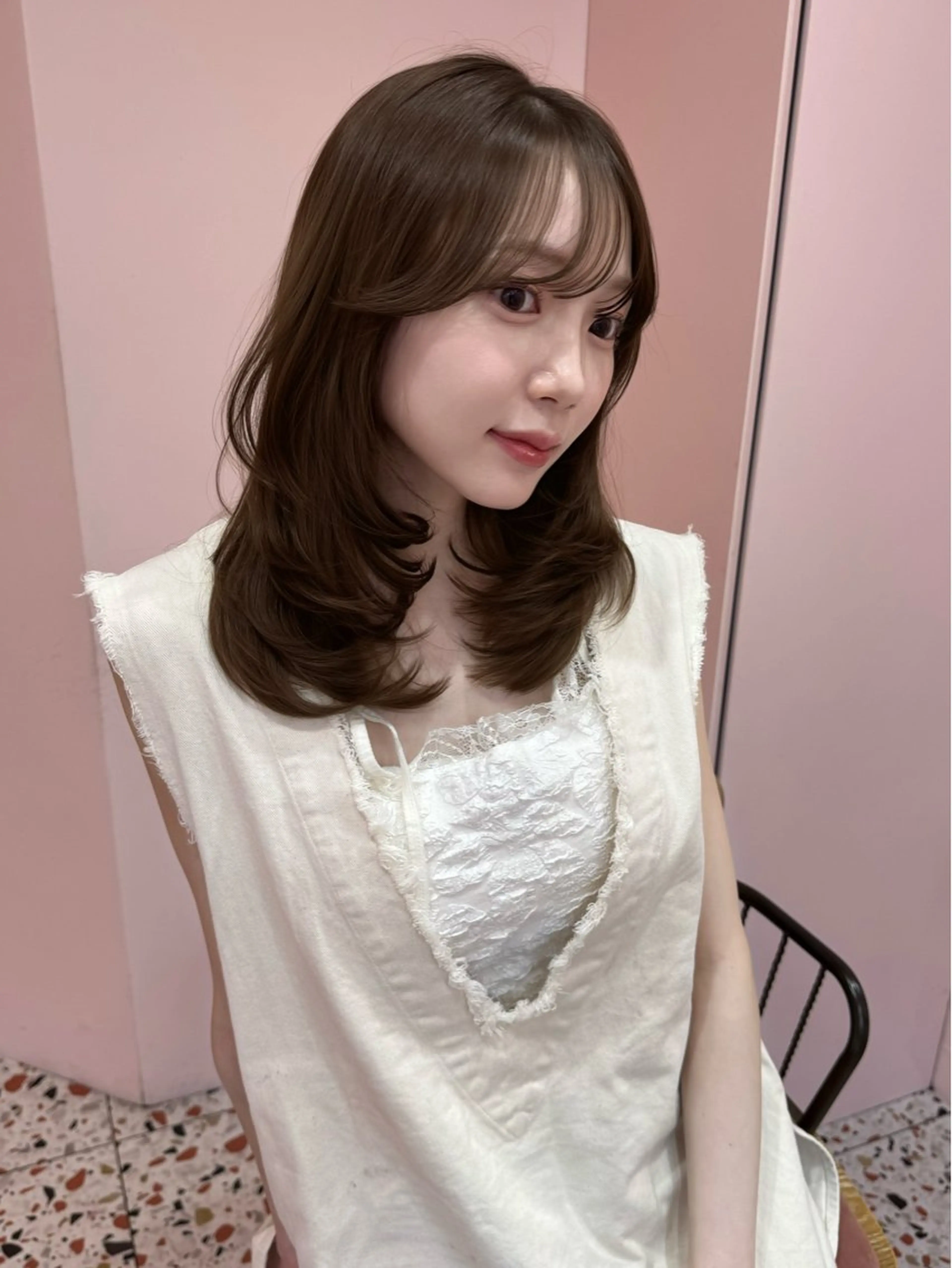 ミディアム くびれヘア 髪質改善 韓国風ヘア レイヤーカット シースルーバング カット ヘアカラー トリートメント 顔周り/透明感カラー REINA𓍯のヘアスタイル