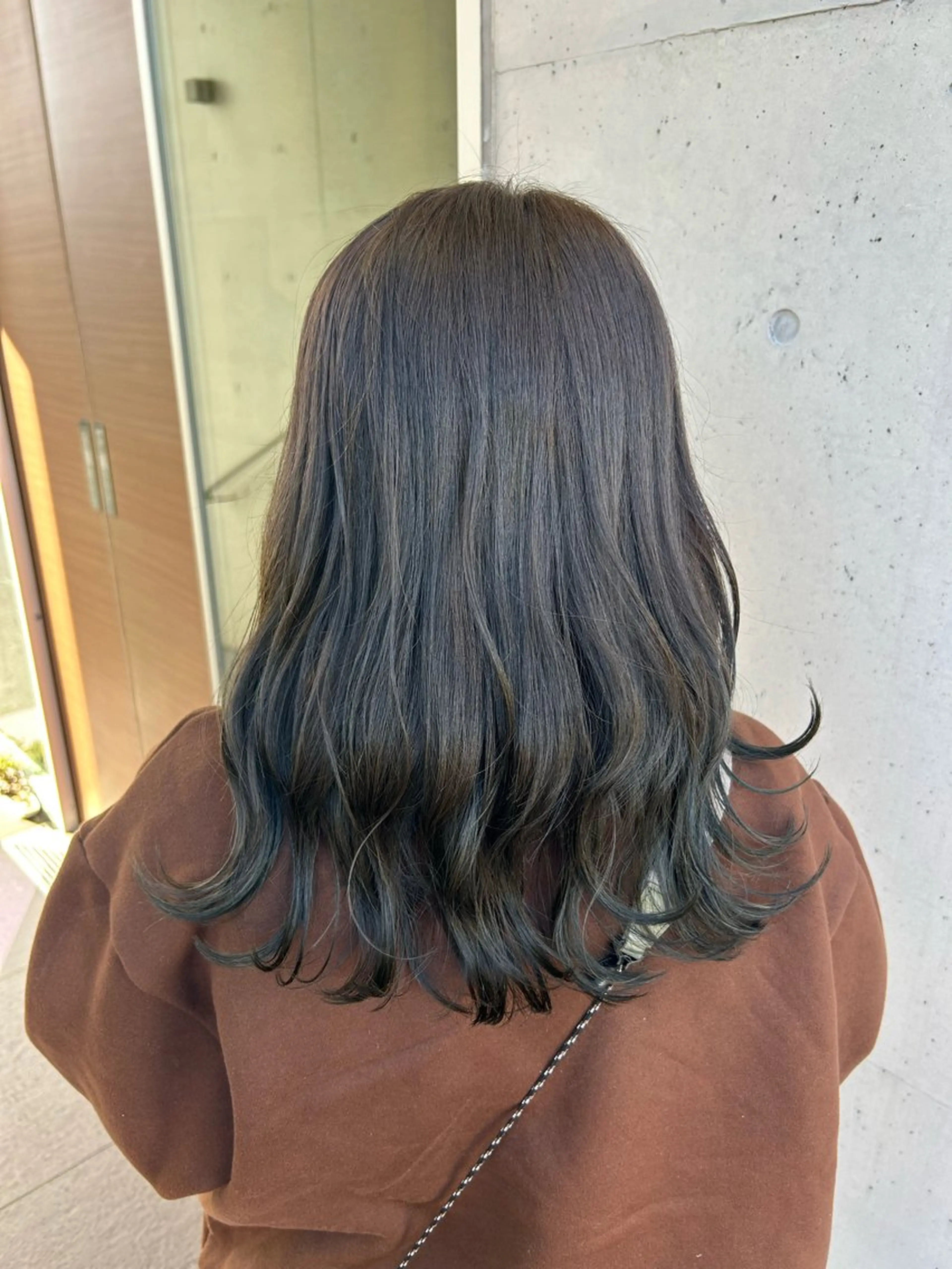 セミロング カラー 丸山 莉世のヘアスタイル