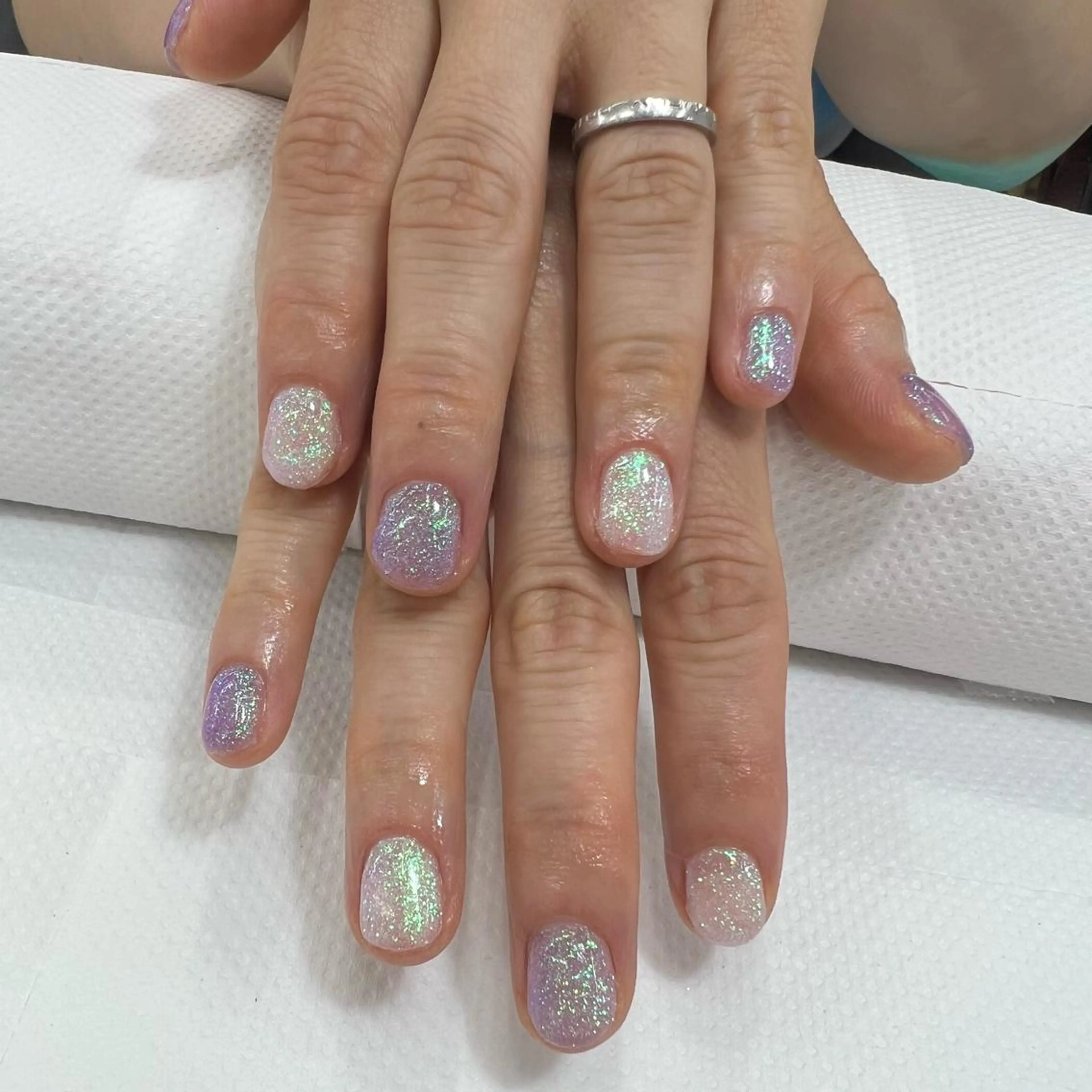 ネイル グリーン ラメ(グリッター) ワンカラーネイル 【MAXKELLY】 KOBIKI🐾のネイルデザイン