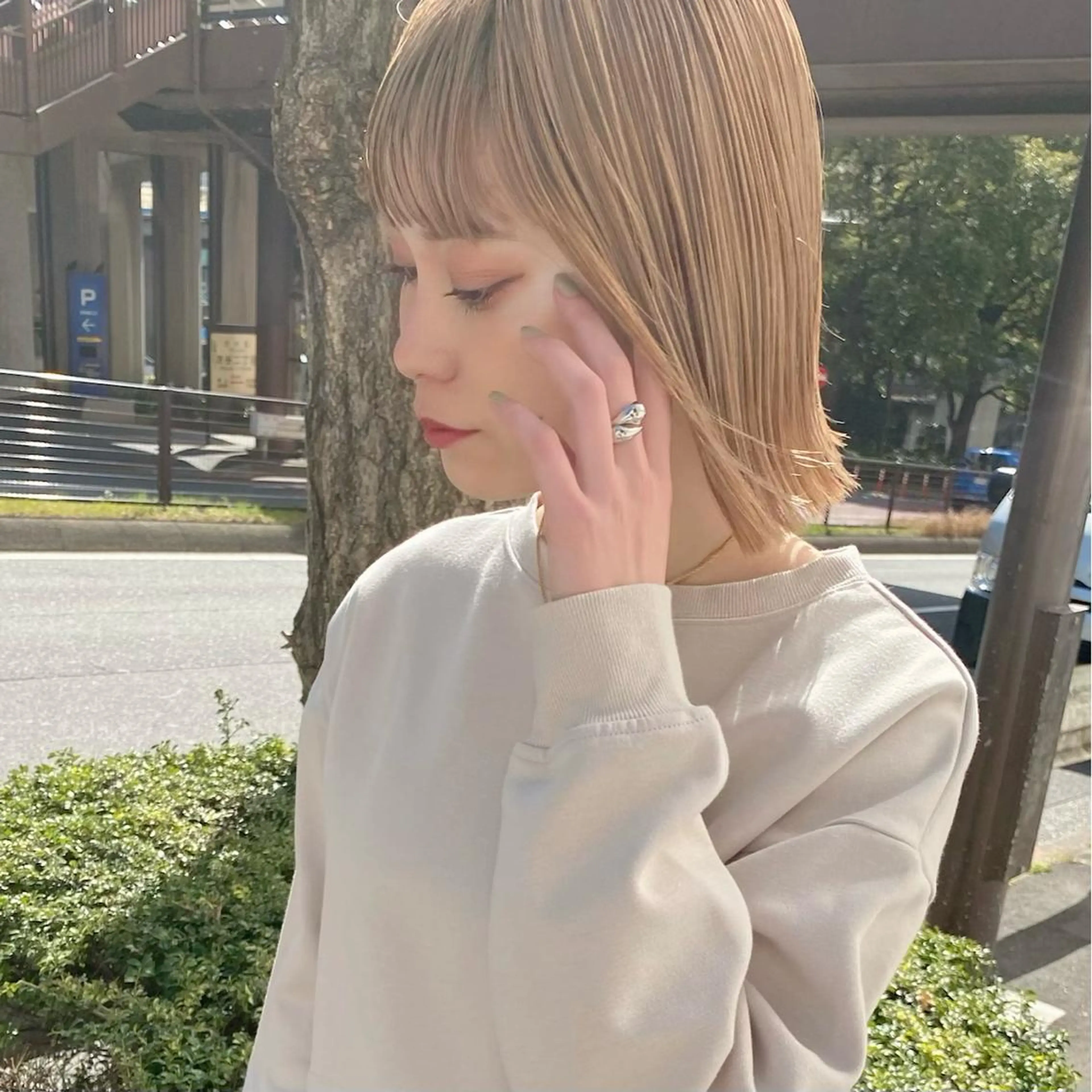 ミディアム カラー 切りっぱなしボブ ベージュカラー ハイトーンカラー ミルクティーベージュ ボブ 𝑺𝒂𝒌𝒊 🩶マンツーマン施術のヘアスタイル