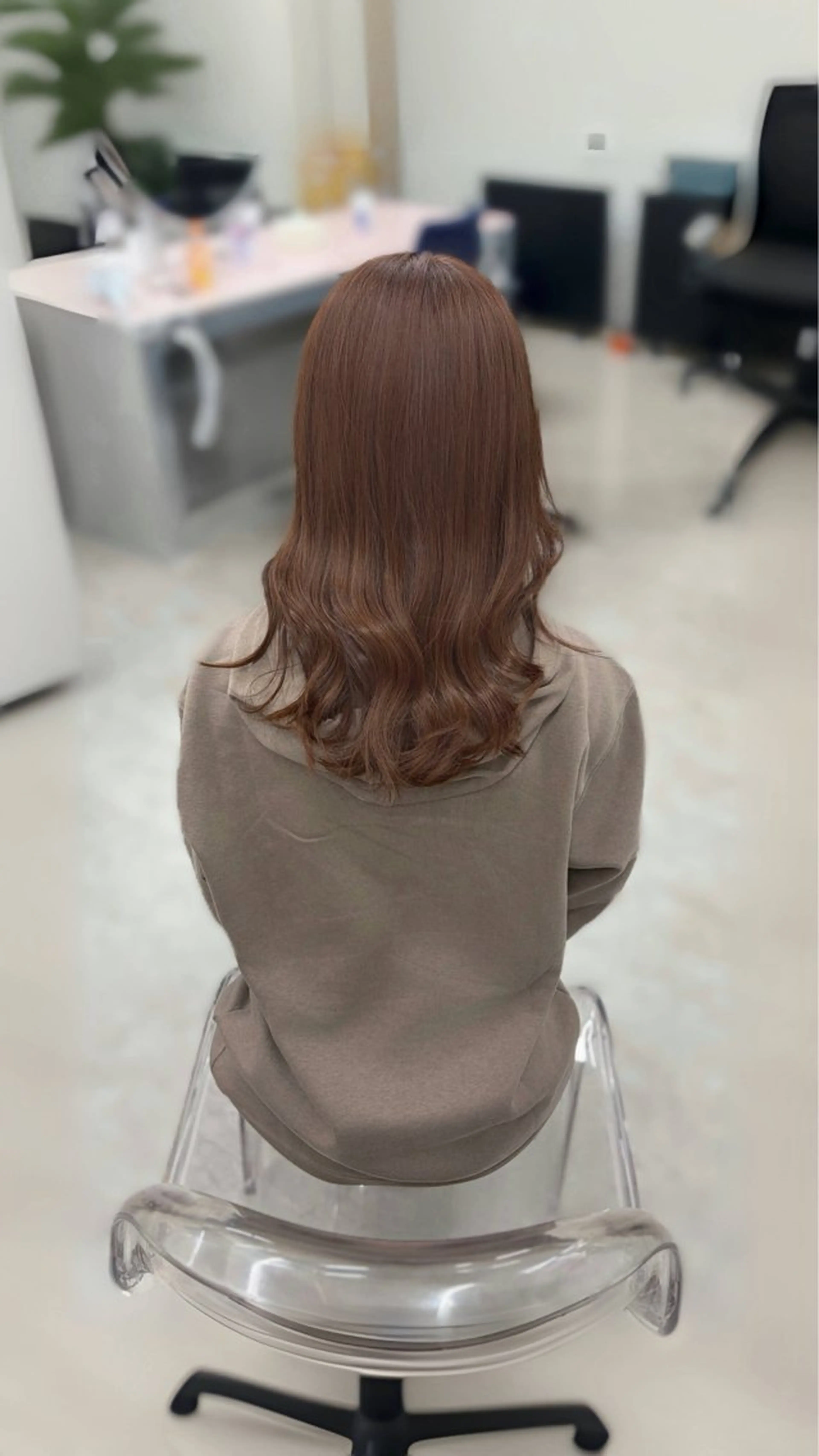 セミロング カラー アッシュ ベージュカラー tint  大阪梅田 【sena】のヘアスタイル