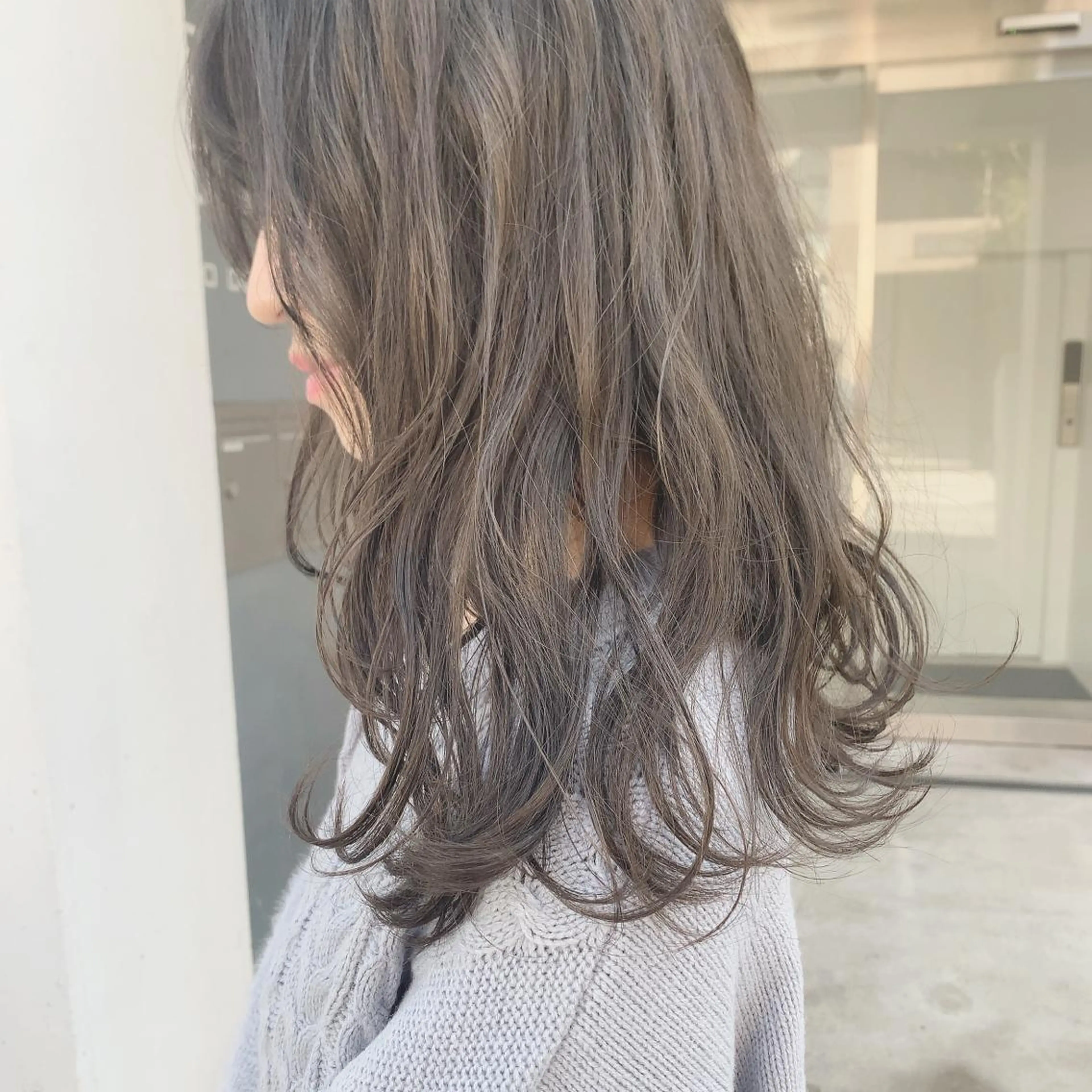 ミディアム カラー マツエク・マツパ ハイトーンボブ 前田 表参道　グレージュのヘアスタイル