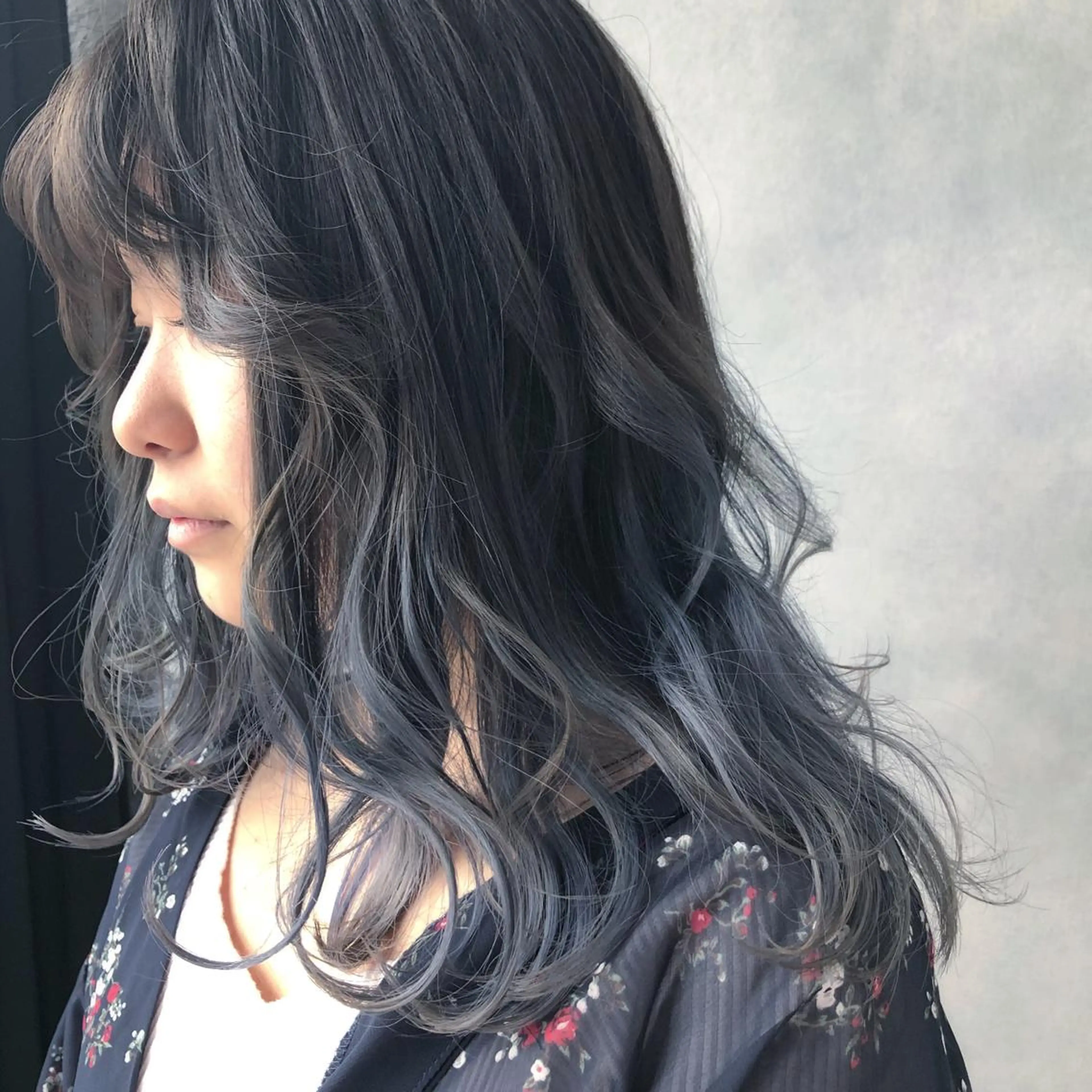 ロング アッシュ ORIKA 美容室のヘアスタイル