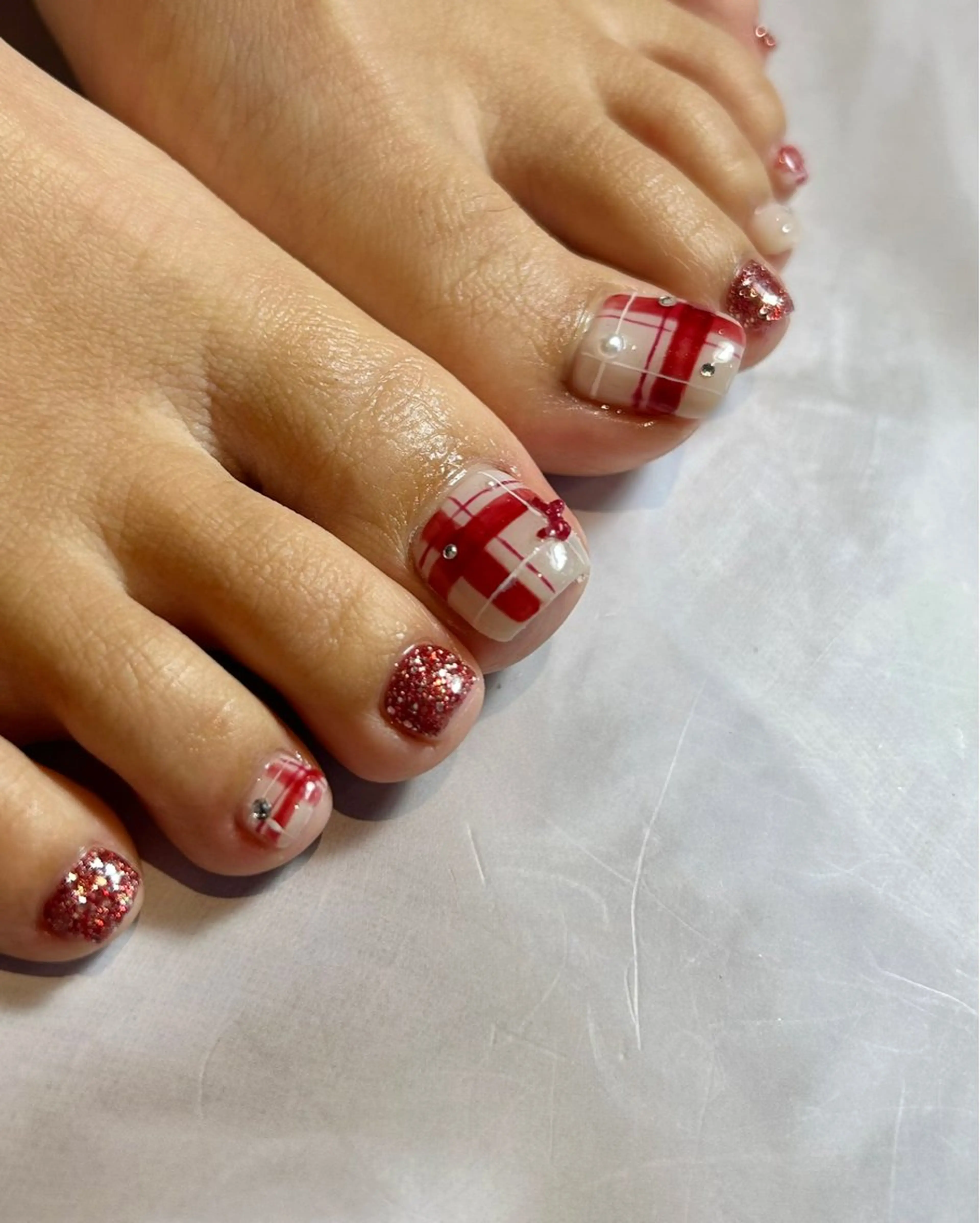 ネイル 赤色 リボン フットネイル Reflection marikoのネイルデザイン