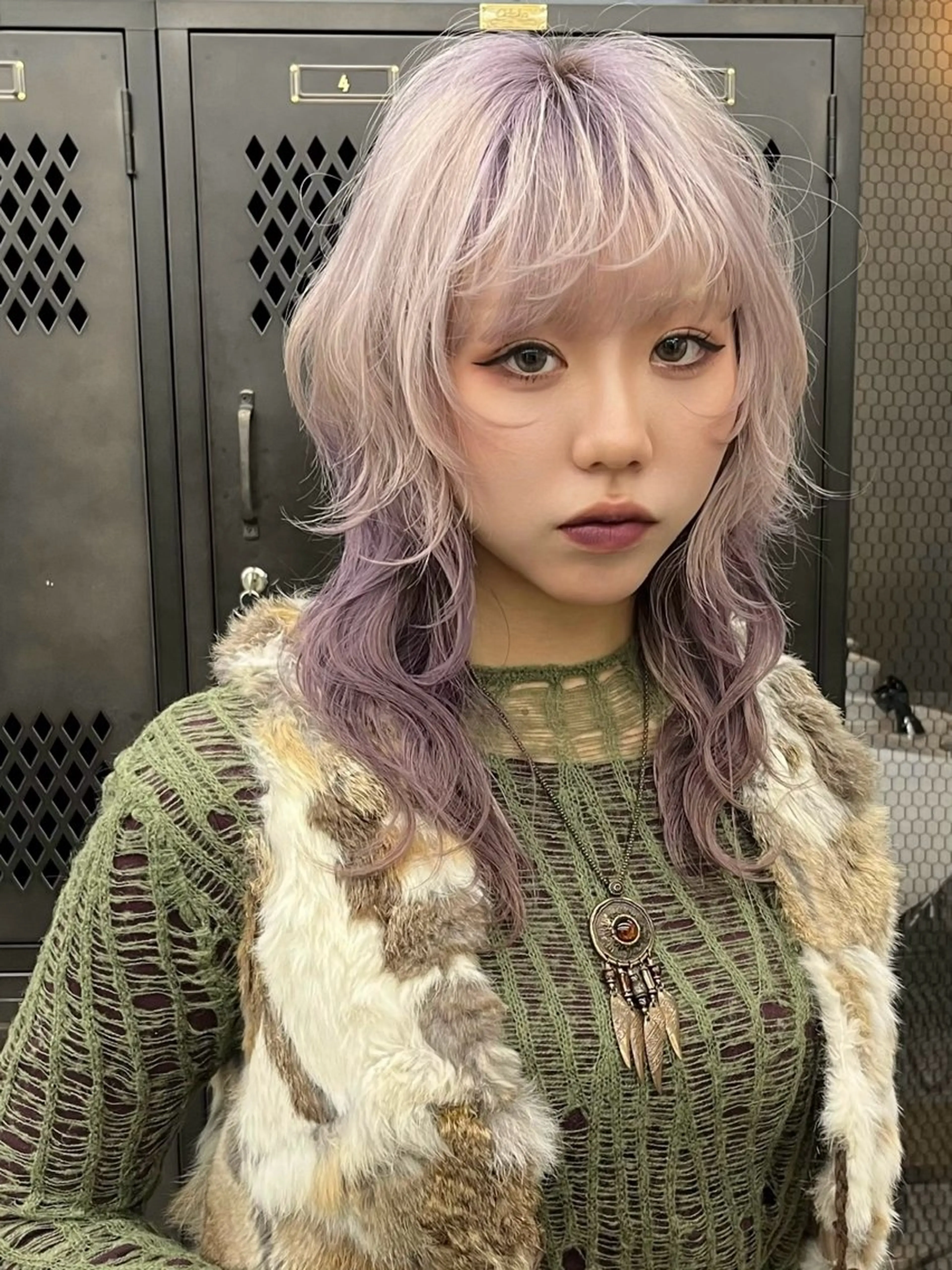 セミロング カラー イツク ⚡️ ルーツ/ハイトーンのヘアスタイル