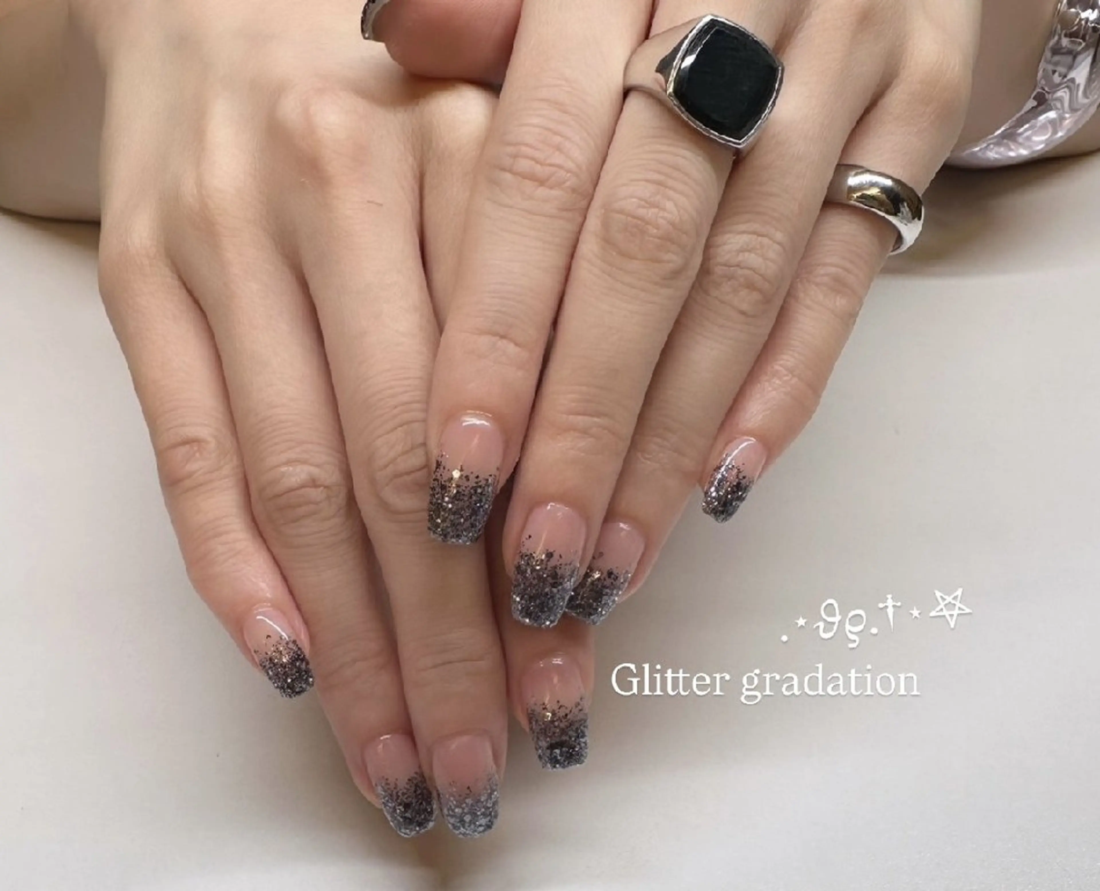 ネイル フラッシュネイル グラデーション キラキラネイル ラメ(グリッター) ラメグラデーション ハンドネイル Moana Ayumiのネイルデザイン