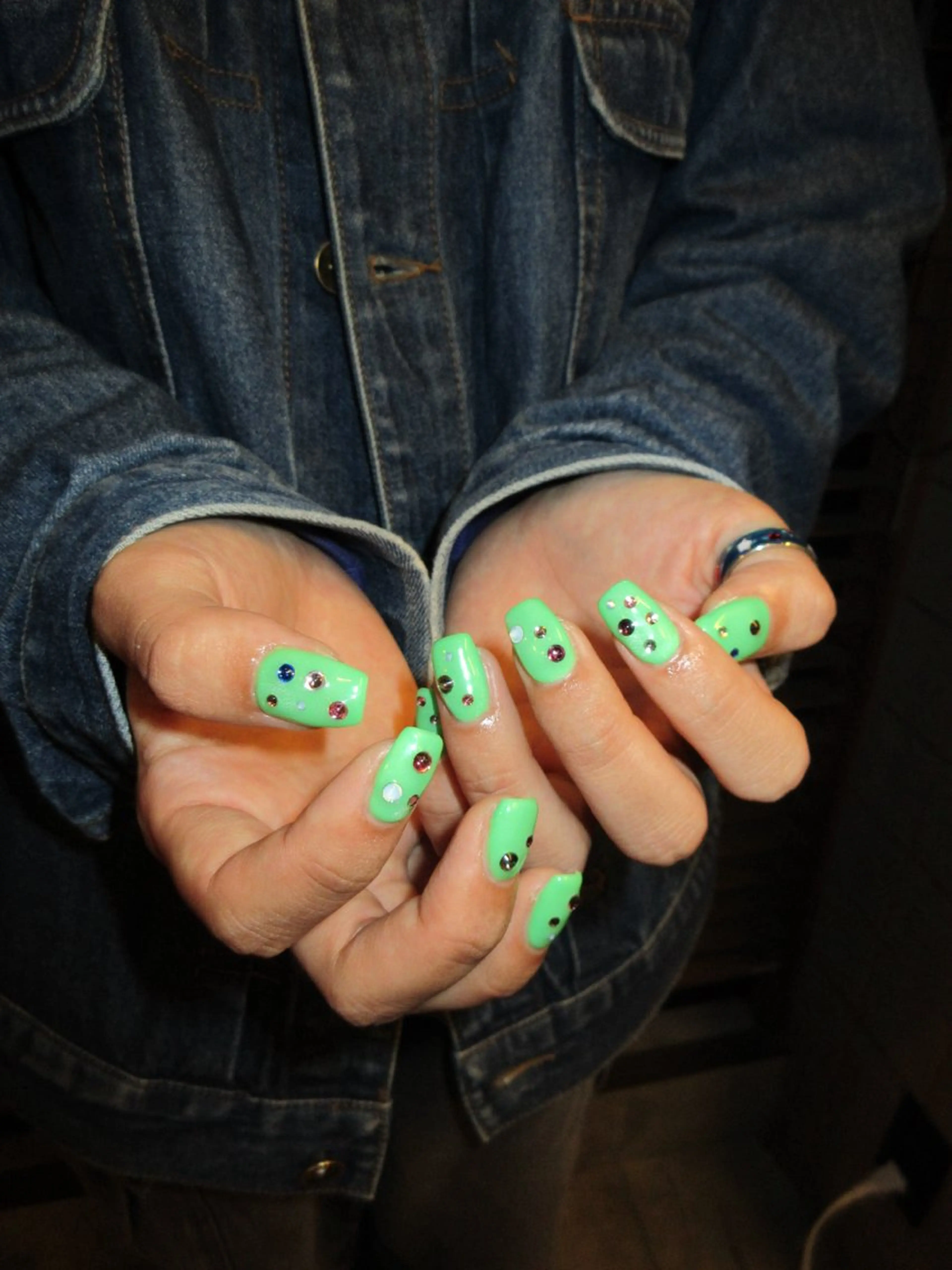 ネイル しおん🎶｜ひと 癖ニュアンス｜個性派のネイルデザイン