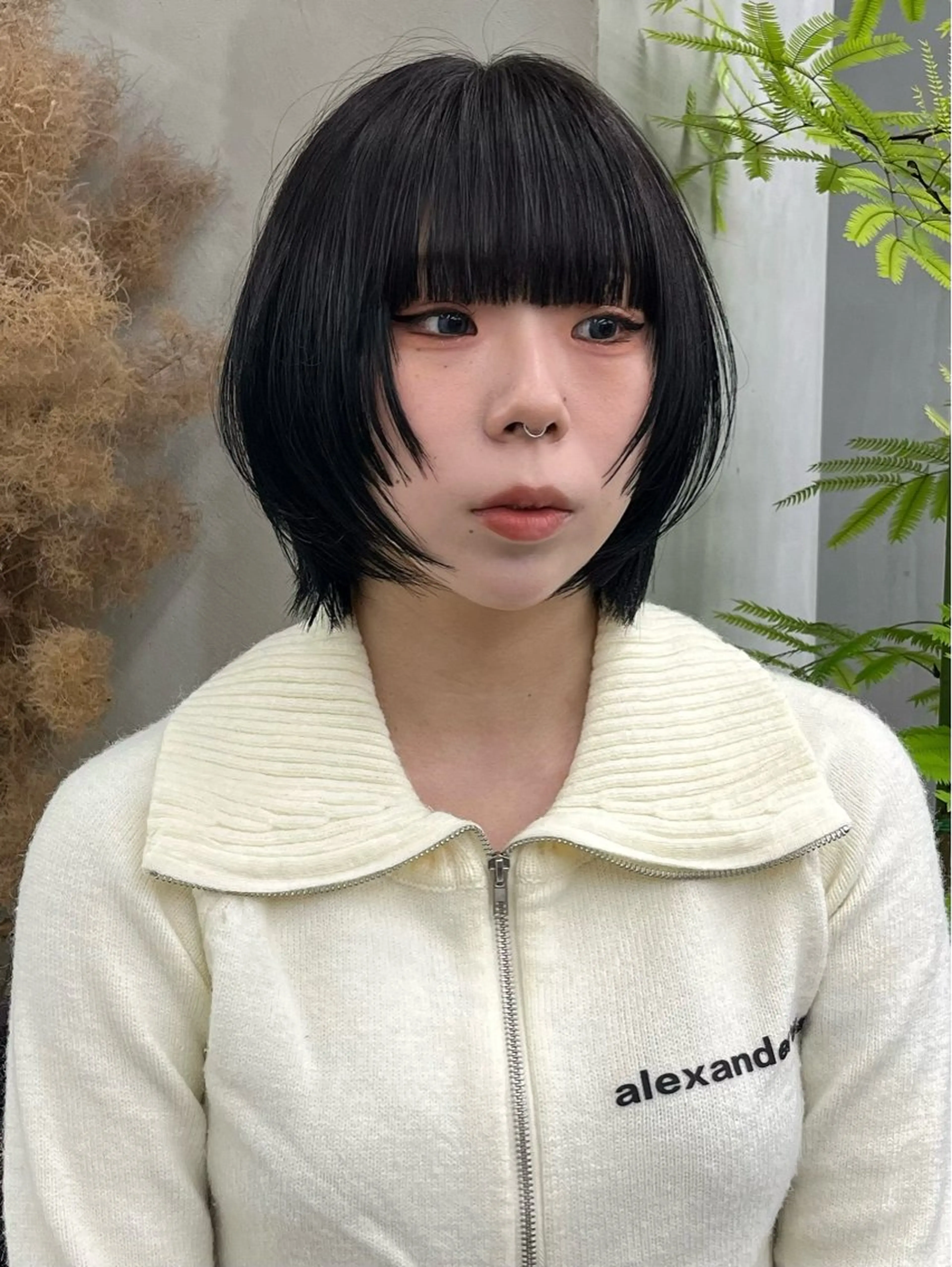 ミディアム カラー ボブレイヤー 黒髪 ボブ 顔まわりレイヤー 顔周りカット イツク ⚡️ ルーツ/ハイトーンのヘアスタイル