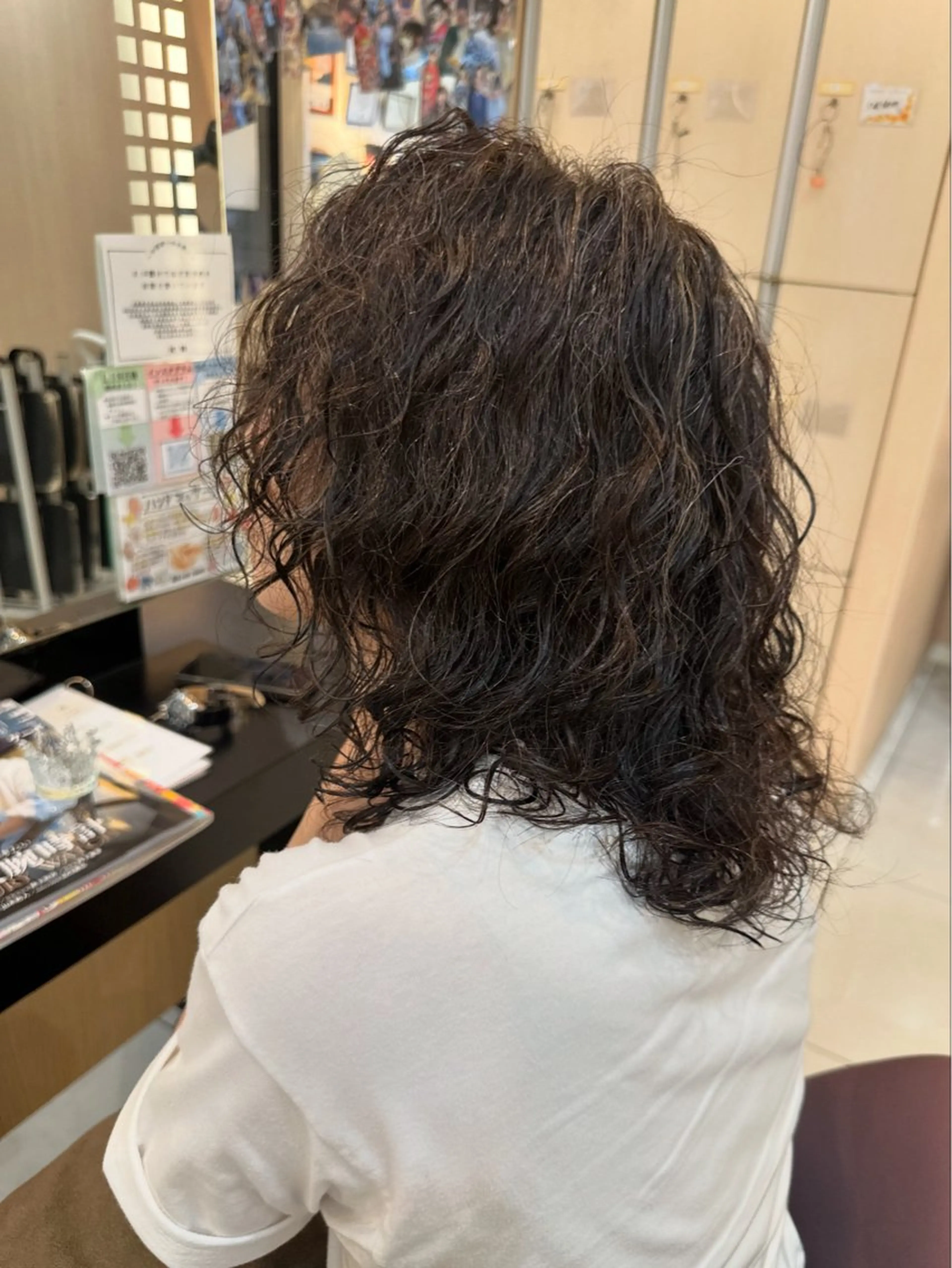 ミディアム パーマ 内田温子大人女性 ハイライト、ボブのヘアスタイル