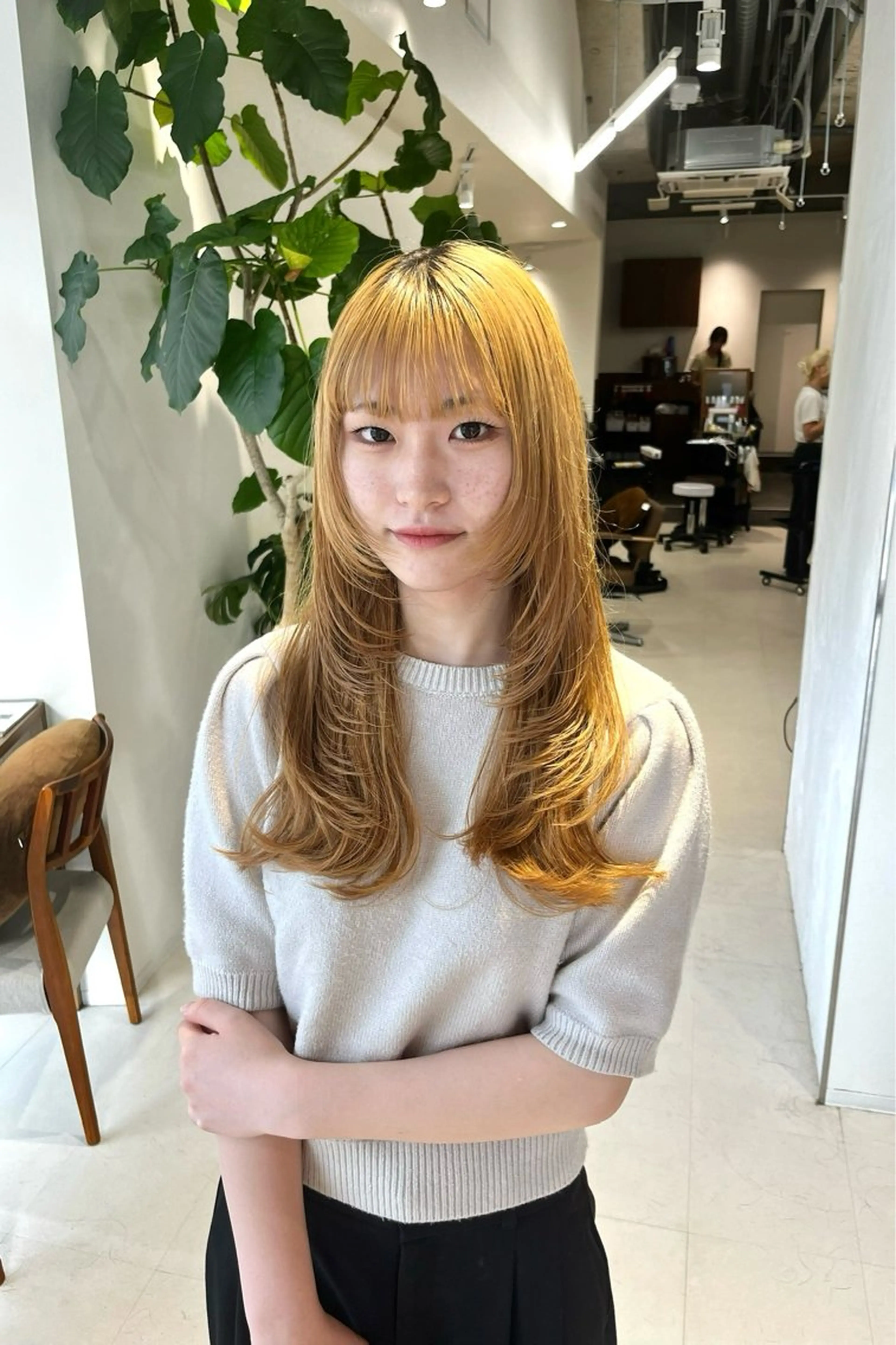 セミロング カラー ベージュカラー イエローカラー 顔まわりレイヤー レイヤーカット カット ヘアカラー トリートメント レイヤーカット/ブラ ウンカラー/河野凜のヘアスタイル