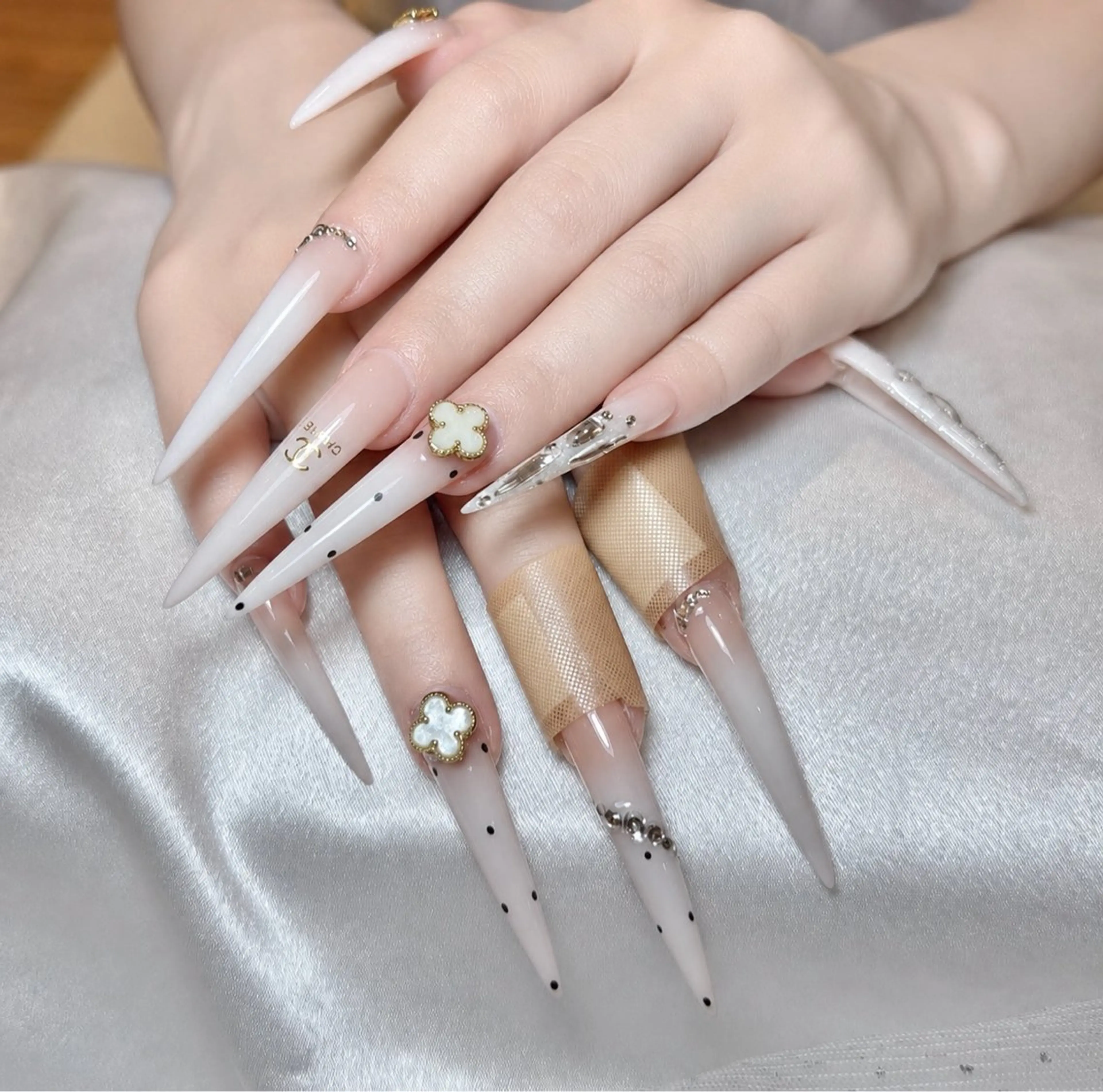ネイル アートネイル ジェルネイル 韓国ネイル ニュアンスネイル ワンカラーネイル ハンドネイル Queen Nail Salonのネイルデザイン