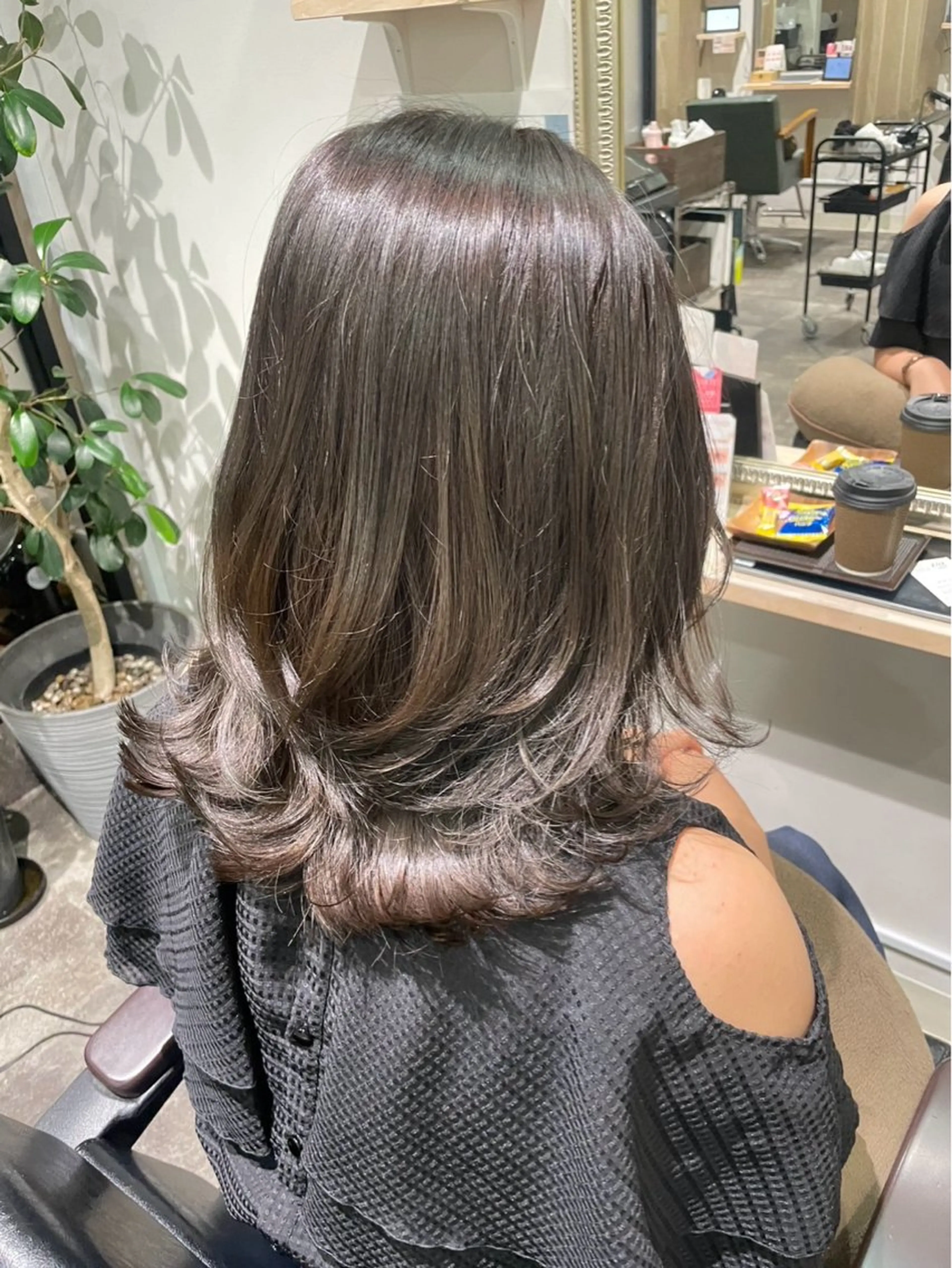 セミロング カラー est-r. Shionのヘアスタイル