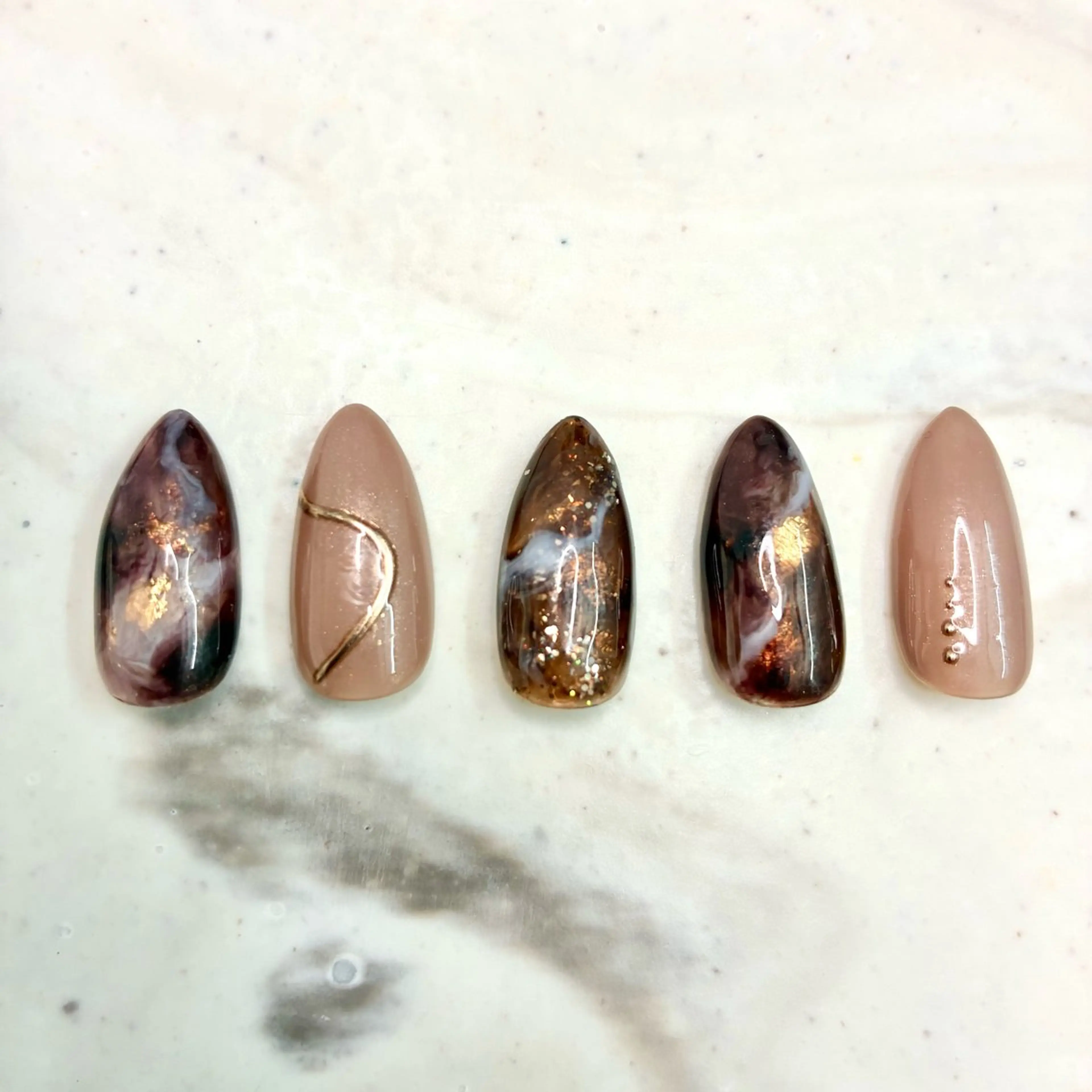 ネイル ミラーネイル ニュアンスネイル Tess +のネイルデザイン