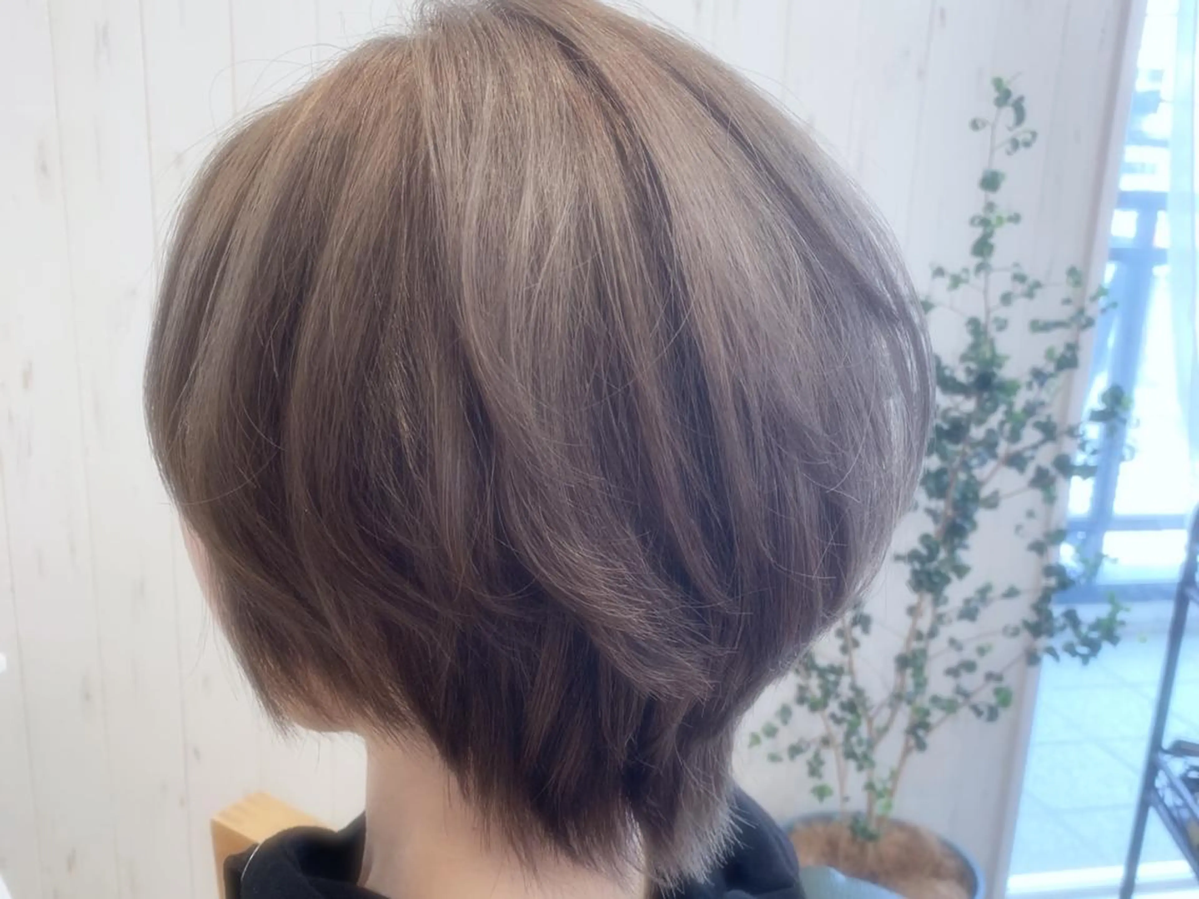 ショート カラー アッシュ ブリーチ シルバー シルバーアッシュ 工藤 萌香のヘアスタイル