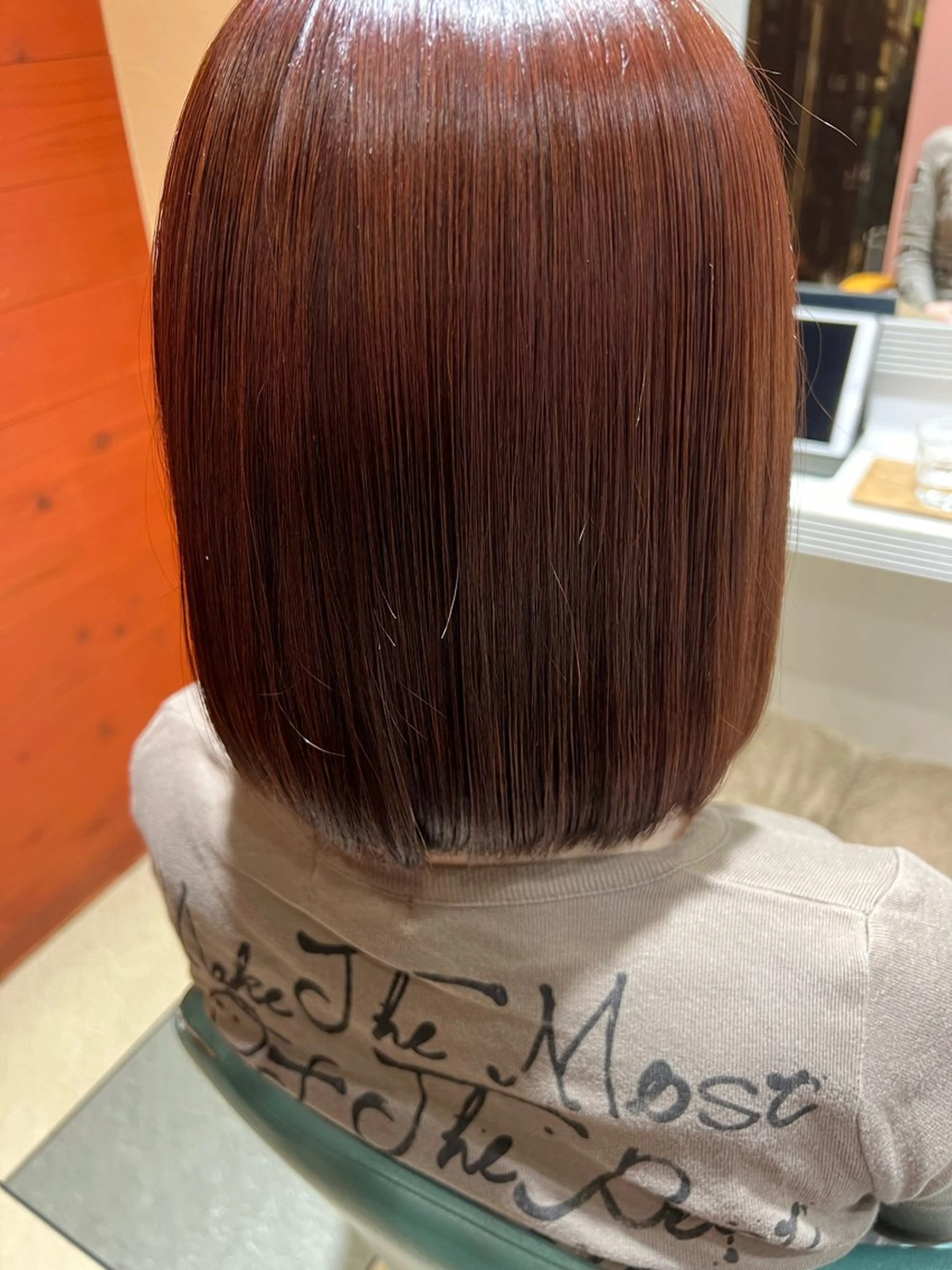 カラー momb 折戸結菜のヘアスタイル