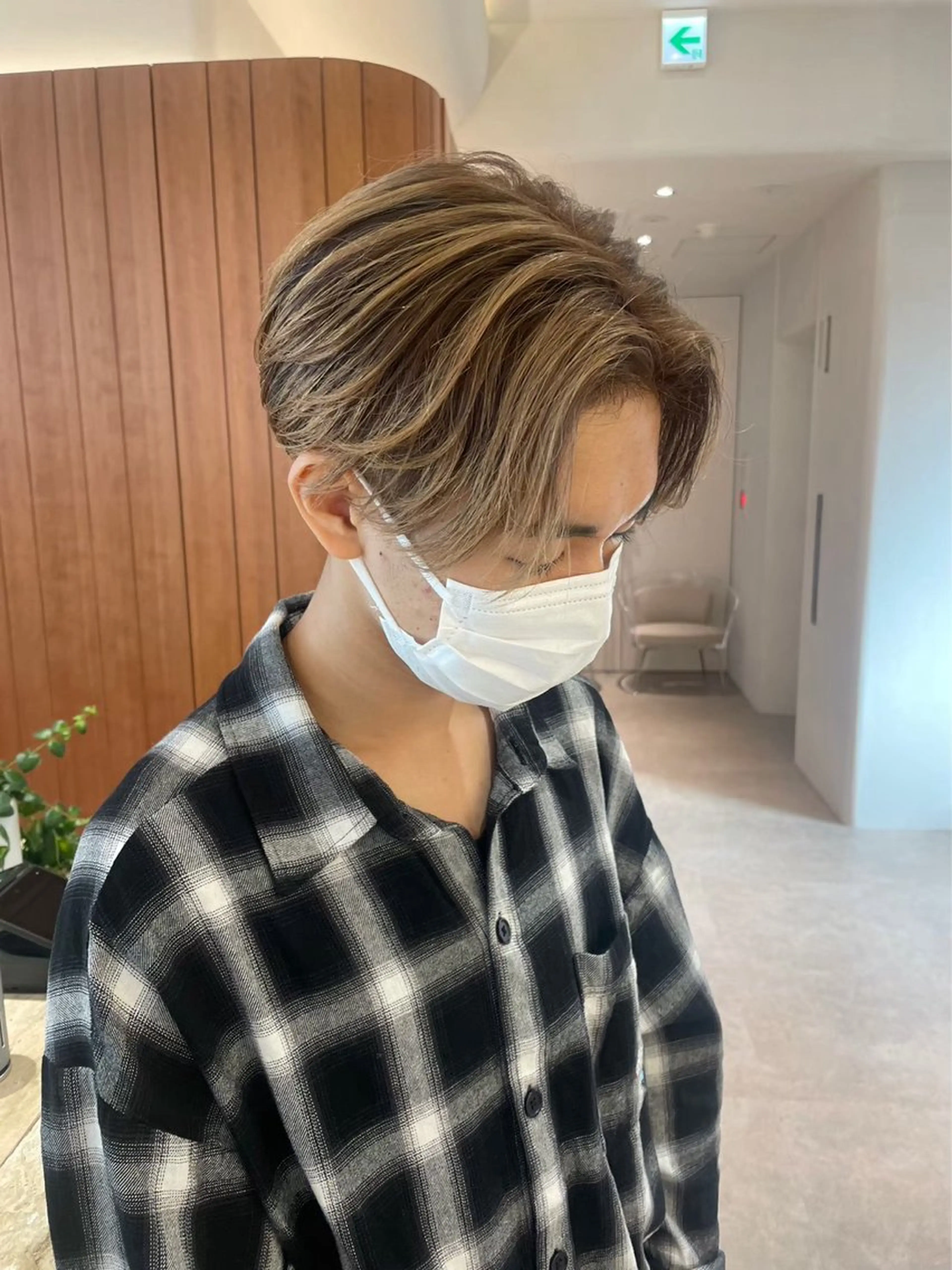 カラー メンズ メンズバレイヤージュ メンズブリーチ センターパート メンズハイトーン メンズインナーカラー カット ヘアカラー メンズショート/ピン パーマ/新宿/フウガのヘアスタイル