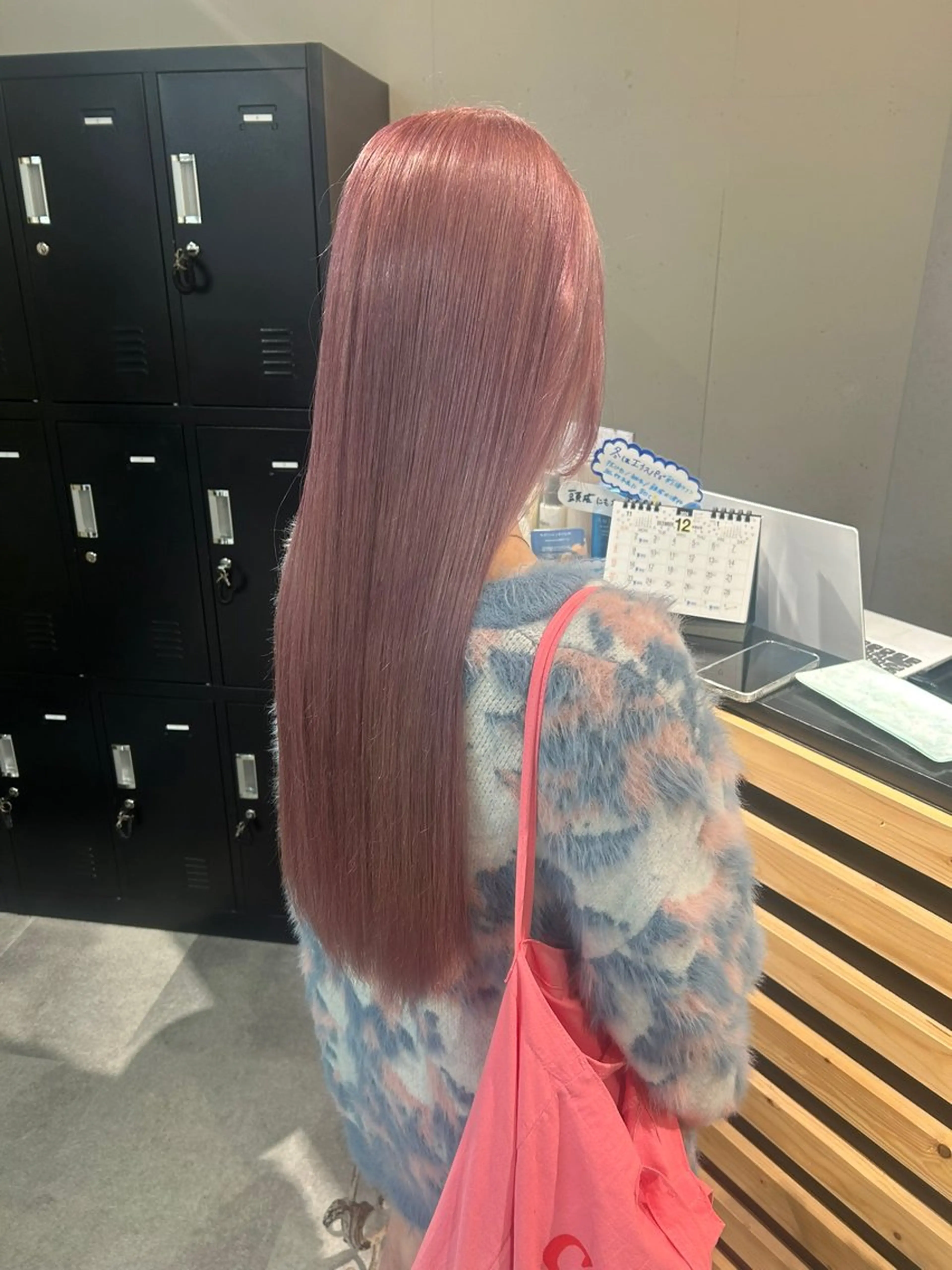 ミディアム カラー ベージュカラー ピンクカラー ピンクベージュ ウルフカット レイヤーカット上柿のヘアスタイル