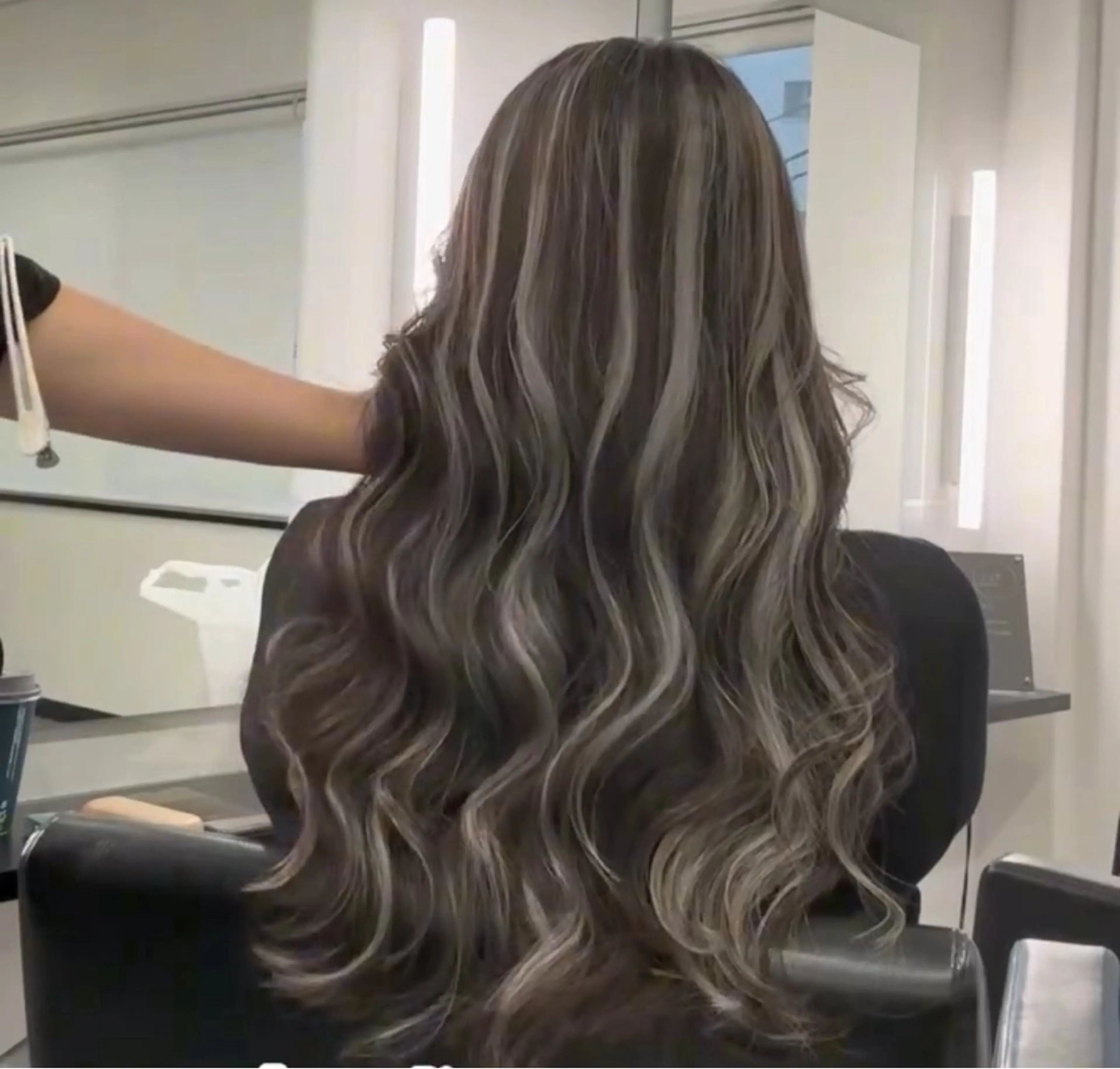 ロング ハイライト hairstudio NOAのヘアスタイル