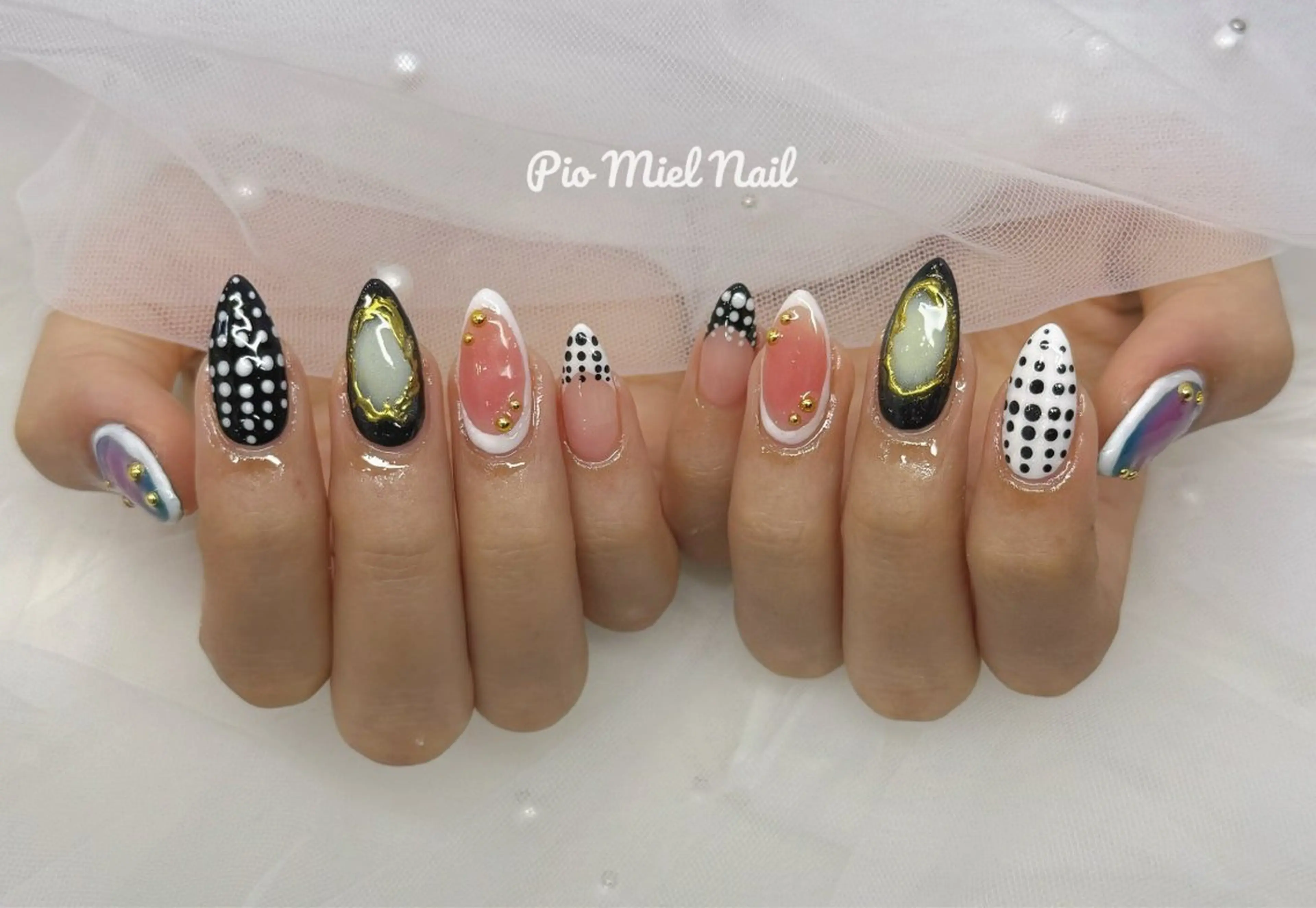 ネイル アートネイル ドット ゴールド ストーンネイル ハンドネイル HANA 長さだしのネイルデザイン