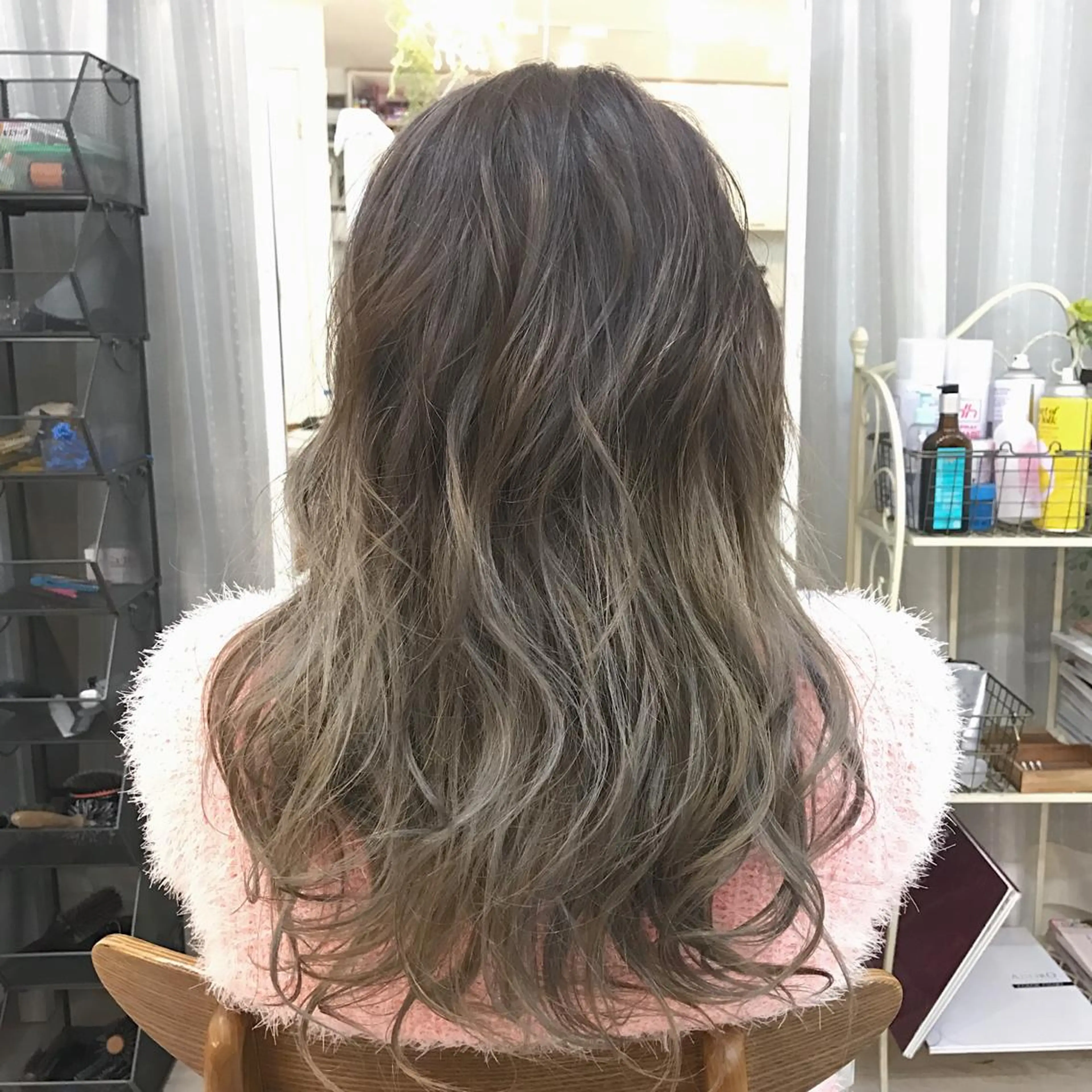 ロング カラー ヘアアレンジ ブリーチ グラデーションカラー グレージュ Zina渋谷エリア マネージャShionのヘアスタイル