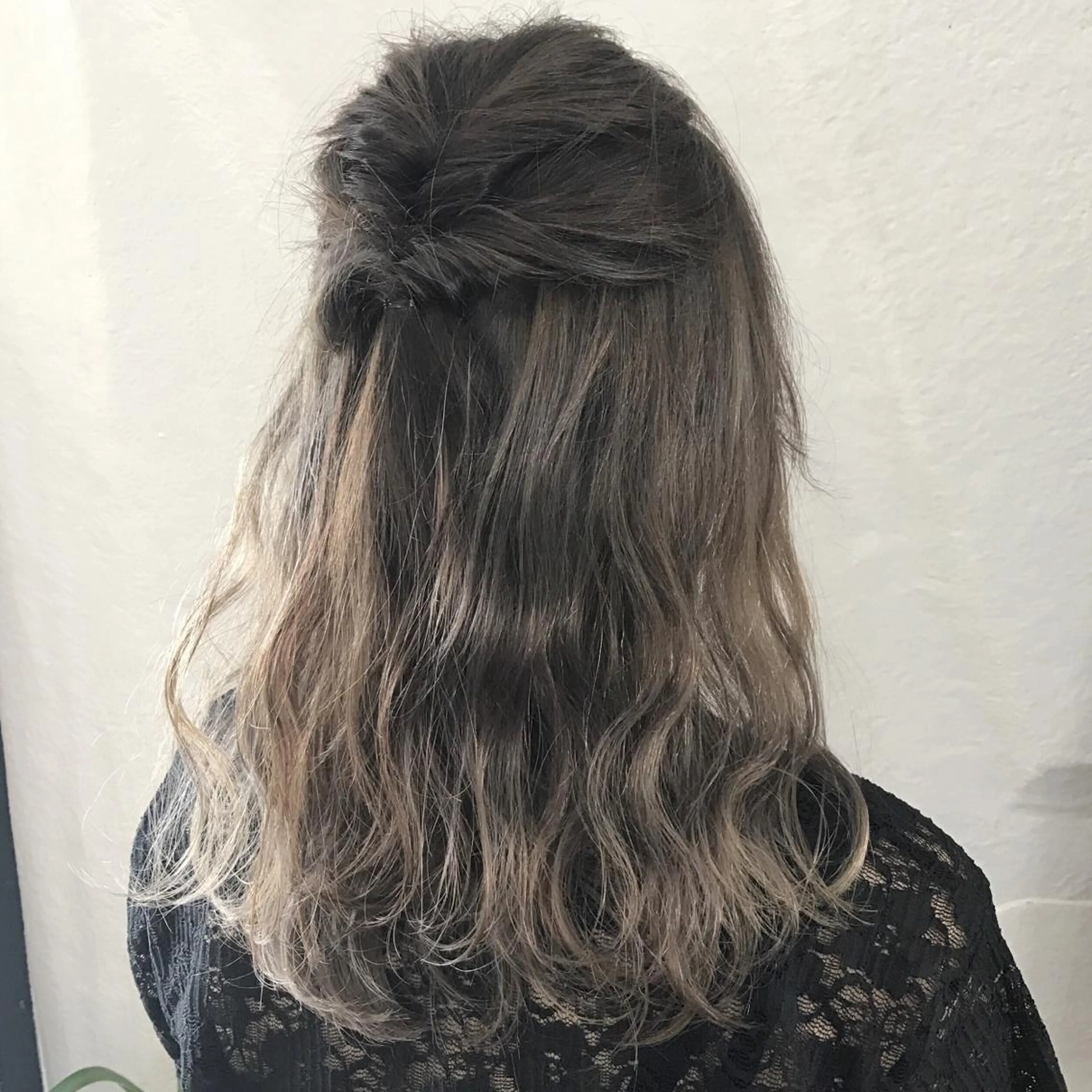 ミディアム カラー アッシュ ブリーチ インナーカラー ホワイトアッシュ サロウィン所属・K-POP好き美容師 🇰🇷Kai.Yのヘアスタイル