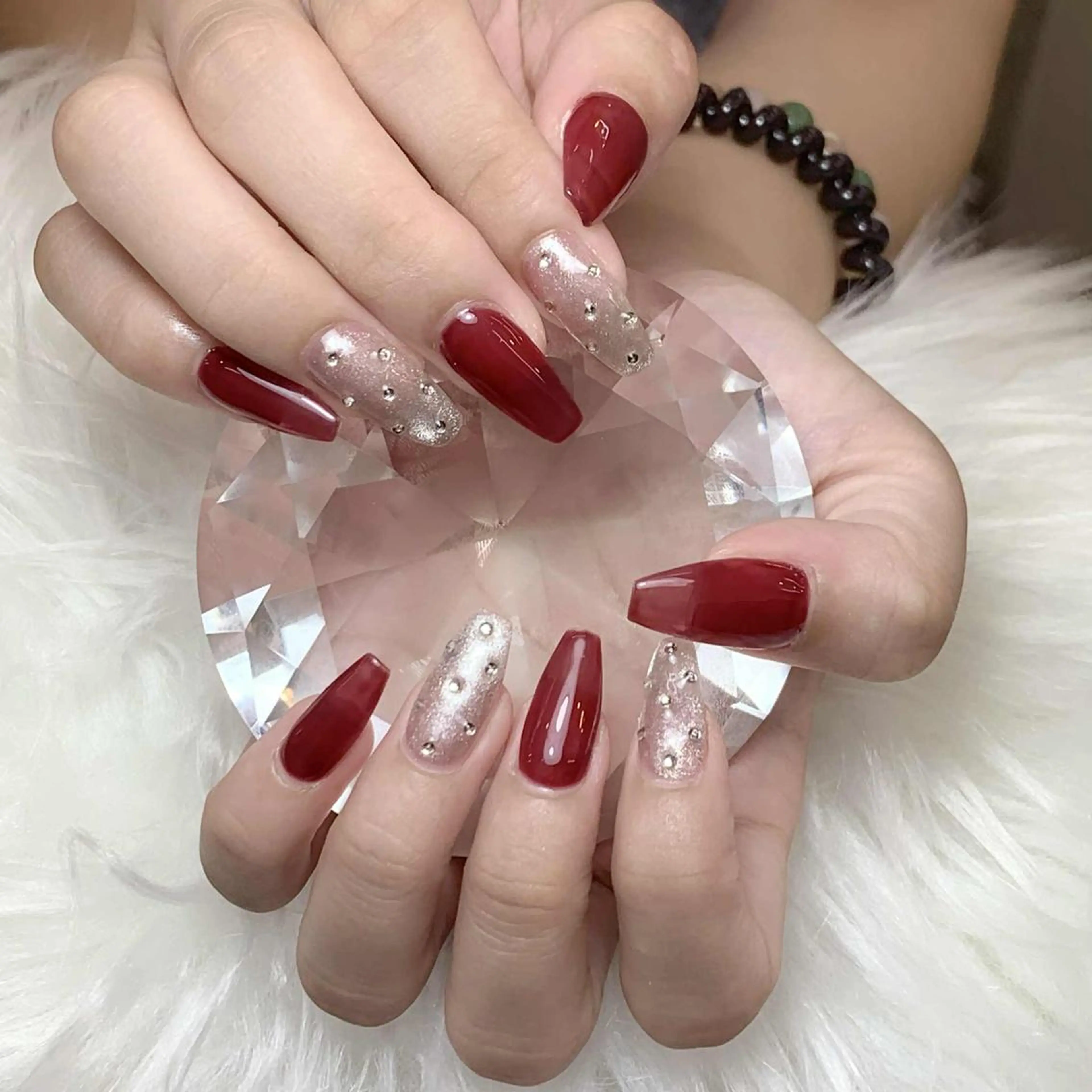 ネイル キラキラネイル ラメ(グリッター) 赤色 ストーンネイル ハンドネイル ヒユ ビューティーのネイルデザイン
